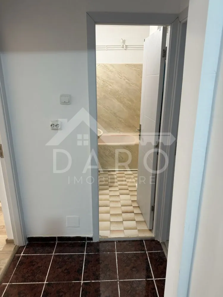 Apartament cu 2 camere bulevardul Pandurilor zona E-ON - 🏠 De vânzare apartament cu 2 camere – Bulevardul Pandurilor, zona E-ON, Târgu Mureș

Apartament confort I, situat la etajul 2/4, într-o zonă liniștită și bine poziționată.
📐 Compartimentare: bucătărie, living, dormitor, cămară, baie și balcon de 4 mp.

✨ Detalii și dotări:
✅ Apartament recent renovat
✅ Geamuri termopan, parchet laminat
✅ Centrală nouă
✅ Electrocasnice noi: aragaz, frigider, mașină de spălat

📍 Locație excelentă – aproape de școală, stație de autobuz și magazine

💰 Preț: 110.000 €
📞 Pentru detalii și vizionări: 0749 535 729
🏡 DARO Imobiliare – partenerul tău de încredere în imobiliare!