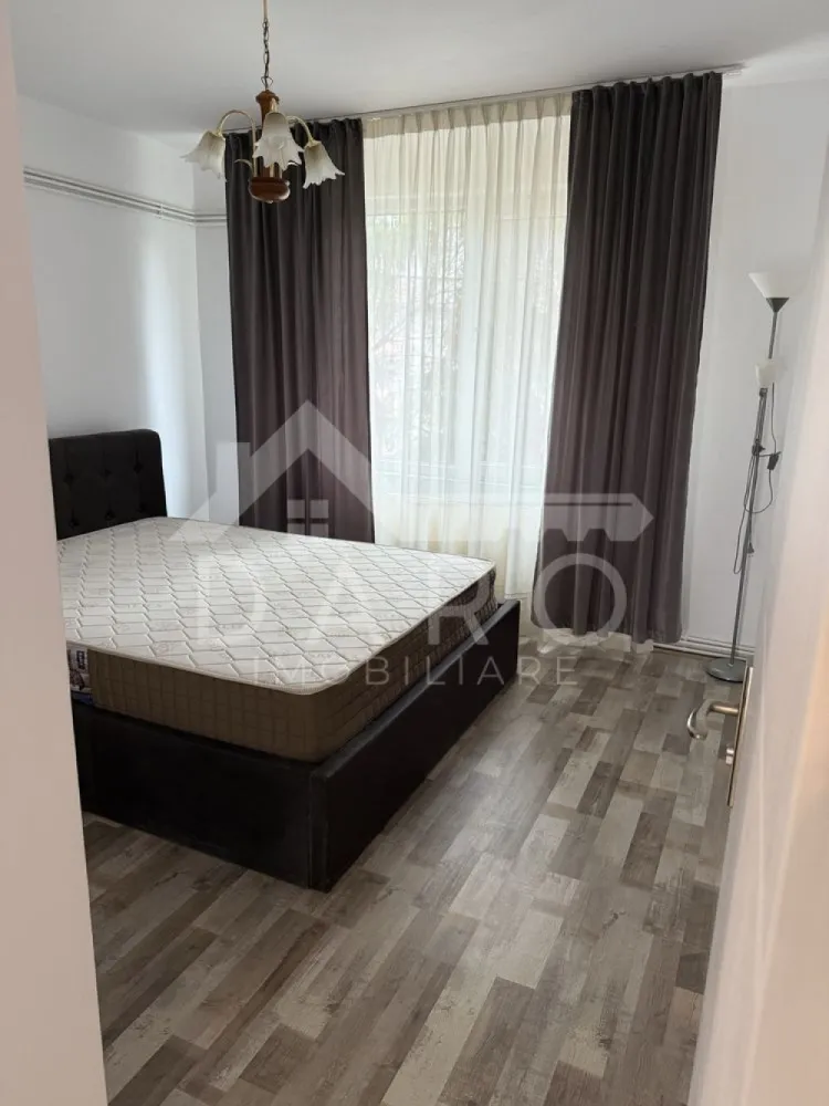 Apartament cu 2 camere bulevardul Pandurilor zona E-ON - 🏠 De vânzare apartament cu 2 camere – Bulevardul Pandurilor, zona E-ON, Târgu Mureș

Apartament confort I, situat la etajul 2/4, într-o zonă liniștită și bine poziționată.
📐 Compartimentare: bucătărie, living, dormitor, cămară, baie și balcon de 4 mp.

✨ Detalii și dotări:
✅ Apartament recent renovat
✅ Geamuri termopan, parchet laminat
✅ Centrală nouă
✅ Electrocasnice noi: aragaz, frigider, mașină de spălat

📍 Locație excelentă – aproape de școală, stație de autobuz și magazine

💰 Preț: 110.000 €
📞 Pentru detalii și vizionări: 0749 535 729
🏡 DARO Imobiliare – partenerul tău de încredere în imobiliare!