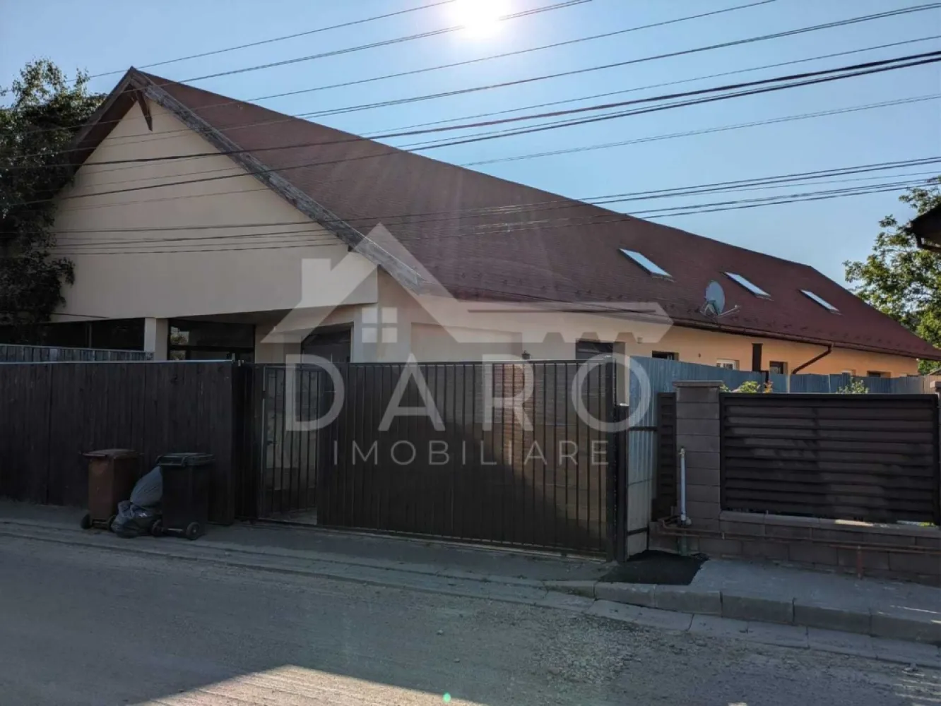 Locul unde casa ta și visul tău de afacere pot prinde viață împreună! - 🏡 DE VÂNZARE / DE ÎNCHIRIAT – Clădire multifuncțională în Târgu Mureș, Strada Nordului (zona 7 Noiembrie / 22 Decembrie 1989, vis-à-vis de Lidl)

Ai nevoie de un spațiu generos, ușor accesibil, care să îți ofere libertate și posibilități multiple?
Această proprietate este exact acel loc în care poți locui, lucra sau dezvolta o afacere, fără compromisuri.

📐 Detalii tehnice:
• Suprafață construită la sol: 277 mp
• Suprafață parter: 242 mp
• Teren aferent: 1.255 mp
• Deschidere la stradă: 18 m

🌿 Situată într-o zonă liniștită, dar foarte aproape de tot ce contează – Spitalul Județean, UMFST, școli, magazine și spații verzi – proprietatea îmbină confortul unei locuințe cu funcționalitatea unui spațiu de activitate.

🏠 Poate fi folosită pentru:
✔️ Locuință de familie
✔️ Birouri
✔️ Depozit / microproducție
✔️ Servicii (curierat, ateliere, logistică etc.)

🚗 Curtea interioară betonată permite parcare confortabilă pentru mai multe mașini.
🔌 Toate utilitățile sunt pregătite: curent trifazic, apă, canalizare, gaz, centrală termică.
🏁 Disponibilă imediat.

💶 Preț de vânzare: negociabil
💰 Chirie: 1.200 €/lună (contract minim 1 an)

📞 Pentru detalii și vizionări, te așteptăm cu drag:
👉 Daro Imobiliare – 0749 535 729