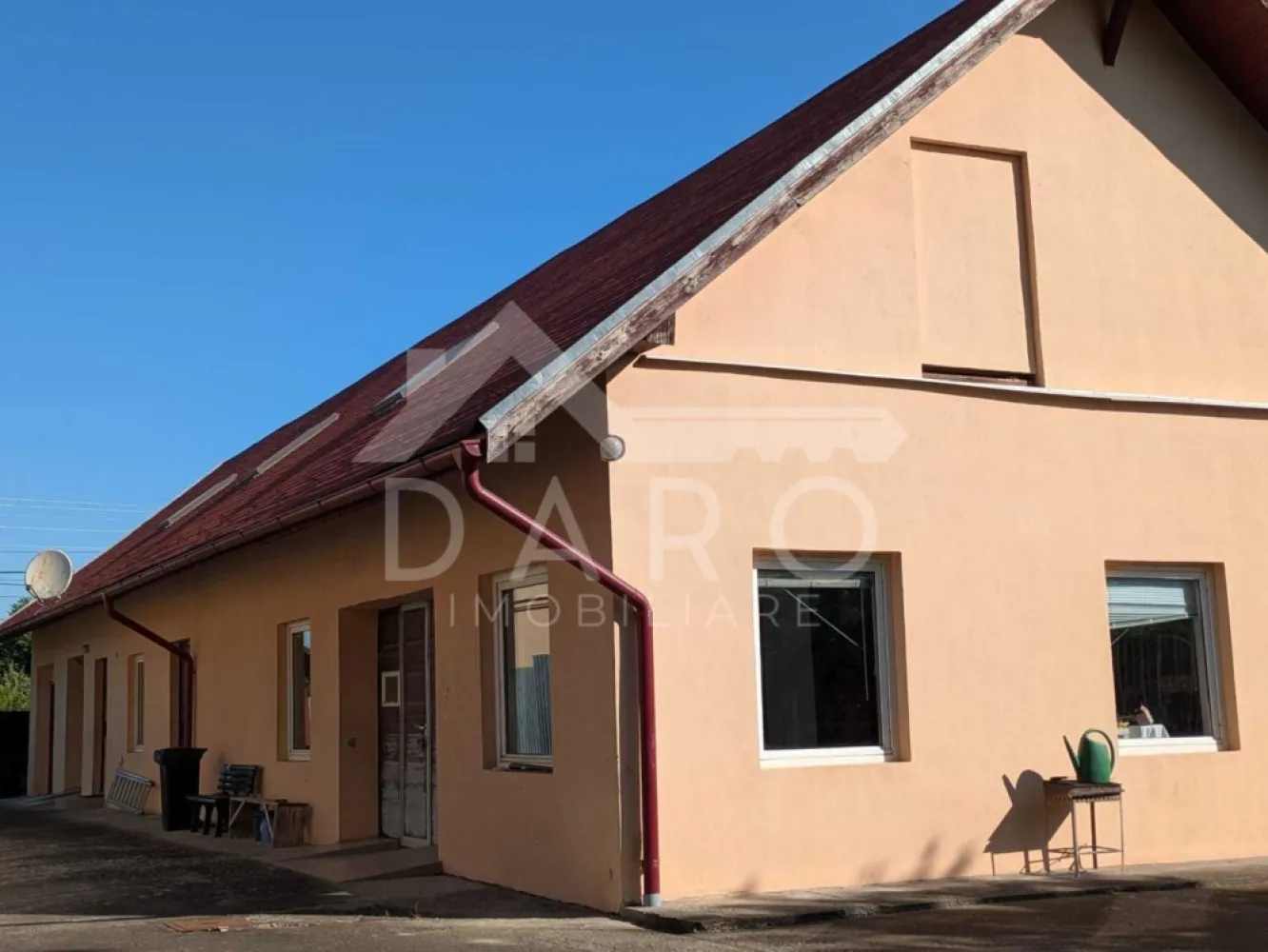 Locul unde casa ta și visul tău de afacere pot prinde viață împreună! - 🏡 DE VÂNZARE / DE ÎNCHIRIAT – Clădire multifuncțională în Târgu Mureș, Strada Nordului (zona 7 Noiembrie / 22 Decembrie 1989, vis-à-vis de Lidl)

Ai nevoie de un spațiu generos, ușor accesibil, care să îți ofere libertate și posibilități multiple?
Această proprietate este exact acel loc în care poți locui, lucra sau dezvolta o afacere, fără compromisuri.

📐 Detalii tehnice:
• Suprafață construită la sol: 277 mp
• Suprafață parter: 242 mp
• Teren aferent: 1.255 mp
• Deschidere la stradă: 18 m

🌿 Situată într-o zonă liniștită, dar foarte aproape de tot ce contează – Spitalul Județean, UMFST, școli, magazine și spații verzi – proprietatea îmbină confortul unei locuințe cu funcționalitatea unui spațiu de activitate.

🏠 Poate fi folosită pentru:
✔️ Locuință de familie
✔️ Birouri
✔️ Depozit / microproducție
✔️ Servicii (curierat, ateliere, logistică etc.)

🚗 Curtea interioară betonată permite parcare confortabilă pentru mai multe mașini.
🔌 Toate utilitățile sunt pregătite: curent trifazic, apă, canalizare, gaz, centrală termică.
🏁 Disponibilă imediat.

💶 Preț de vânzare: negociabil
💰 Chirie: 1.200 €/lună (contract minim 1 an)

📞 Pentru detalii și vizionări, te așteptăm cu drag:
👉 Daro Imobiliare – 0749 535 729
