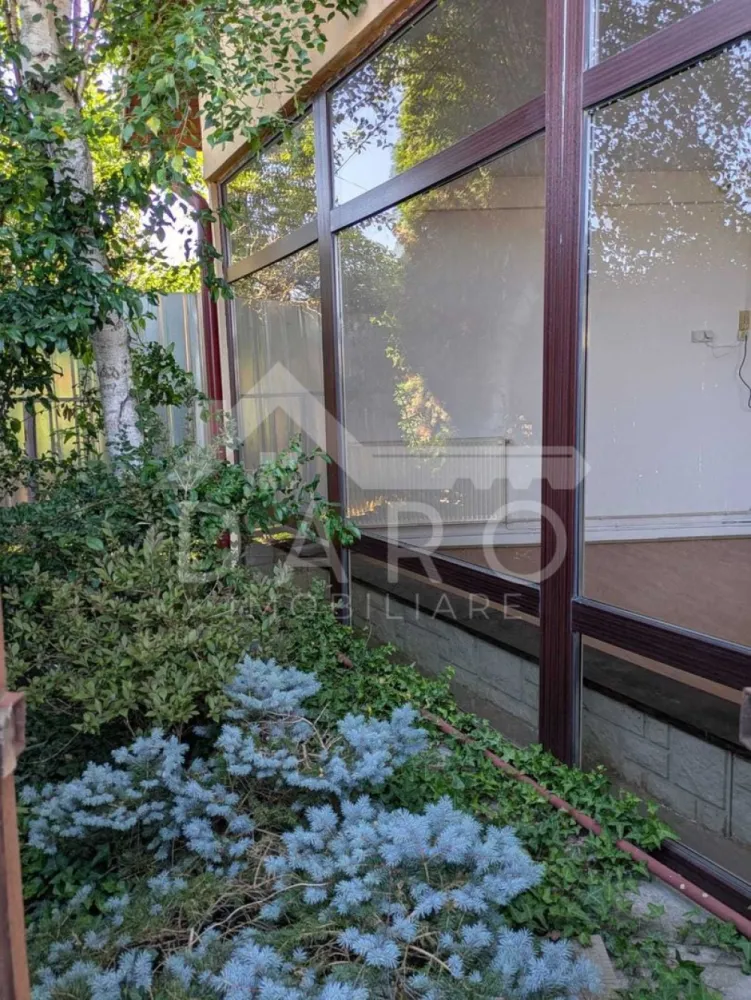 Locul unde casa ta și visul tău de afacere pot prinde viață împreună! - 🏡 DE VÂNZARE / DE ÎNCHIRIAT – Clădire multifuncțională în Târgu Mureș, Strada Nordului (zona 7 Noiembrie / 22 Decembrie 1989, vis-à-vis de Lidl)

Ai nevoie de un spațiu generos, ușor accesibil, care să îți ofere libertate și posibilități multiple?
Această proprietate este exact acel loc în care poți locui, lucra sau dezvolta o afacere, fără compromisuri.

📐 Detalii tehnice:
• Suprafață construită la sol: 277 mp
• Suprafață parter: 242 mp
• Teren aferent: 1.255 mp
• Deschidere la stradă: 18 m

🌿 Situată într-o zonă liniștită, dar foarte aproape de tot ce contează – Spitalul Județean, UMFST, școli, magazine și spații verzi – proprietatea îmbină confortul unei locuințe cu funcționalitatea unui spațiu de activitate.

🏠 Poate fi folosită pentru:
✔️ Locuință de familie
✔️ Birouri
✔️ Depozit / microproducție
✔️ Servicii (curierat, ateliere, logistică etc.)

🚗 Curtea interioară betonată permite parcare confortabilă pentru mai multe mașini.
🔌 Toate utilitățile sunt pregătite: curent trifazic, apă, canalizare, gaz, centrală termică.
🏁 Disponibilă imediat.

💶 Preț de vânzare: negociabil
💰 Chirie: 1.200 €/lună (contract minim 1 an)

📞 Pentru detalii și vizionări, te așteptăm cu drag:
👉 Daro Imobiliare – 0749 535 729