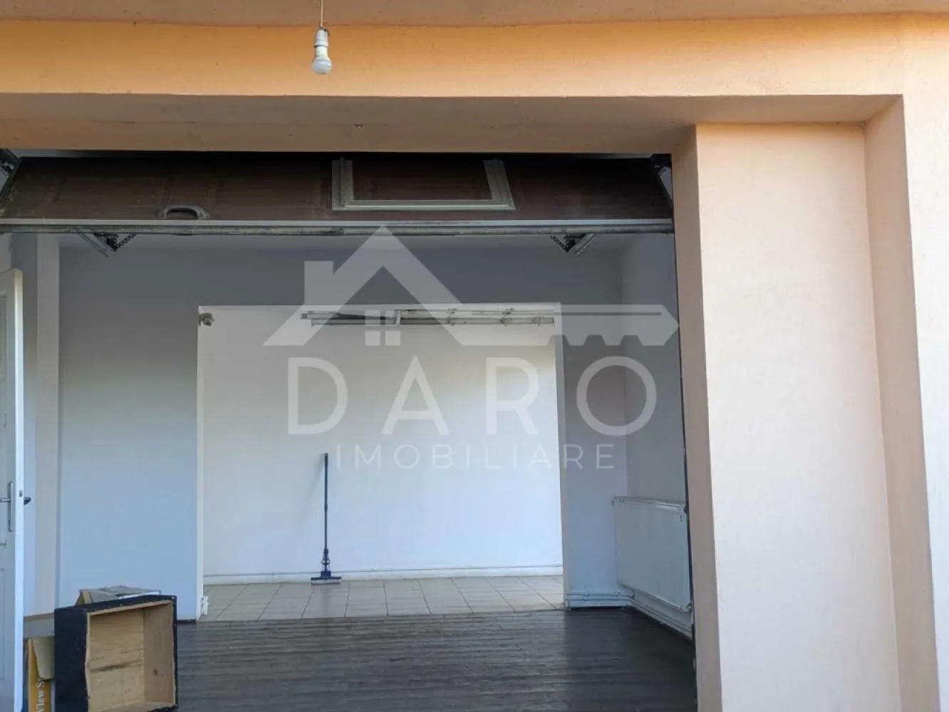 Locul unde casa ta și visul tău de afacere pot prinde viață împreună! - 🏡 DE VÂNZARE / DE ÎNCHIRIAT – Clădire multifuncțională în Târgu Mureș, Strada Nordului (zona 7 Noiembrie / 22 Decembrie 1989, vis-à-vis de Lidl)

Ai nevoie de un spațiu generos, ușor accesibil, care să îți ofere libertate și posibilități multiple?
Această proprietate este exact acel loc în care poți locui, lucra sau dezvolta o afacere, fără compromisuri.

📐 Detalii tehnice:
• Suprafață construită la sol: 277 mp
• Suprafață parter: 242 mp
• Teren aferent: 1.255 mp
• Deschidere la stradă: 18 m

🌿 Situată într-o zonă liniștită, dar foarte aproape de tot ce contează – Spitalul Județean, UMFST, școli, magazine și spații verzi – proprietatea îmbină confortul unei locuințe cu funcționalitatea unui spațiu de activitate.

🏠 Poate fi folosită pentru:
✔️ Locuință de familie
✔️ Birouri
✔️ Depozit / microproducție
✔️ Servicii (curierat, ateliere, logistică etc.)

🚗 Curtea interioară betonată permite parcare confortabilă pentru mai multe mașini.
🔌 Toate utilitățile sunt pregătite: curent trifazic, apă, canalizare, gaz, centrală termică.
🏁 Disponibilă imediat.

💶 Preț de vânzare: negociabil
💰 Chirie: 1.200 €/lună (contract minim 1 an)

📞 Pentru detalii și vizionări, te așteptăm cu drag:
👉 Daro Imobiliare – 0749 535 729