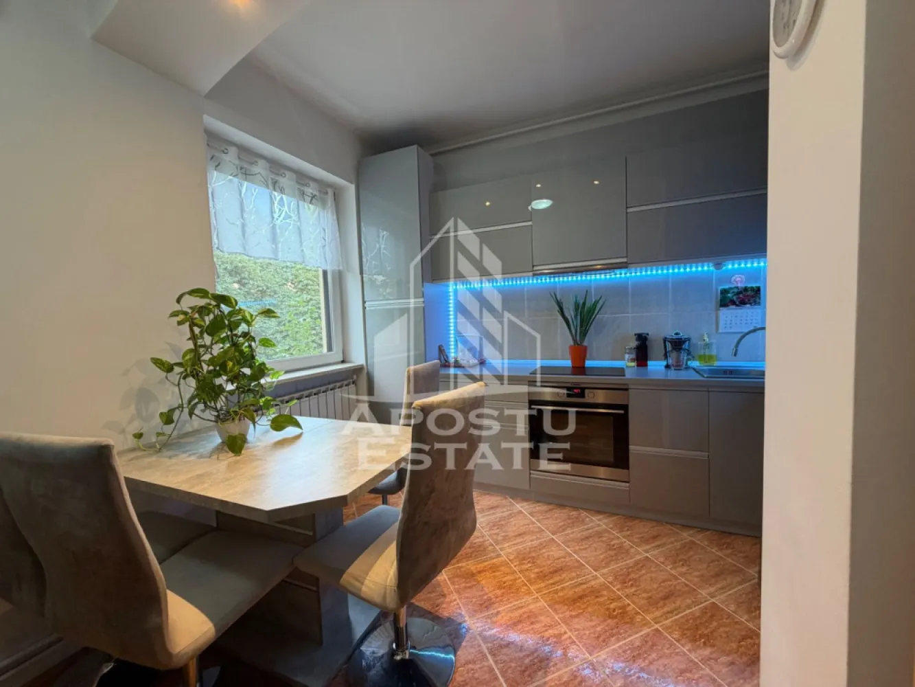 Apartament cu 2 camere, centrala proprie, et 2, in zona Medicinei - Agentia Imobiliara APOSTU ESTATE va propune spre vanzare un apartament cu 2 camere, situat in zona Facultatii de Medicina, o locatie apreciata pentru accesul facil catre punctele de interes din oras.

Apartamentul are o suprafata utila de 69 mp, este semidecomandat si dispune de o compartimentare practica, fiind ideal atat pentru locuit, cat si pentru investitie.

Compartimentare:

* Living cu acces la balcon;
* Bucatarie;
* dormitoar ;
* Baie;
* Hol;
* Balcon deschis, cu acces din dormitor.

Confortul termic este asigurat de centrala proprie, iar in bucatarie este montat aparat de aer conditionat. Apartamentul beneficiaza de izolatie interioara de 5 cm, contribuind la un consum redus de energie.

Se vinde complet mobilat, fiind pregatit pentru mutare imediata.

Alte avantaje ale proprietatii:

* Boxa;
* Spatiu de depozitare in pod;
* Balcon deschis;
* Zona linistita, cu acces facil catre universitati, mijloace de transport, magazine si alte puncte de interes.

Va invitam cu drag la o vizionare pentru a descoperi toate avantajele acestei proprietati!
ID Intern : CP3195794!