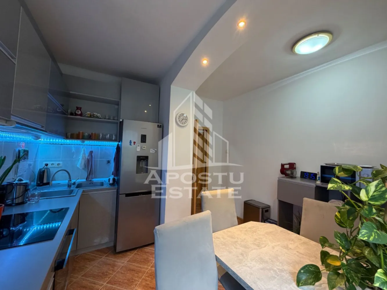 Apartament cu 2 camere, centrala proprie, et 2, in zona Medicinei - Agentia Imobiliara APOSTU ESTATE va propune spre vanzare un apartament cu 2 camere, situat in zona Facultatii de Medicina, o locatie apreciata pentru accesul facil catre punctele de interes din oras.

Apartamentul are o suprafata utila de 69 mp, este semidecomandat si dispune de o compartimentare practica, fiind ideal atat pentru locuit, cat si pentru investitie.

Compartimentare:

* Living cu acces la balcon;
* Bucatarie;
* dormitoar ;
* Baie;
* Hol;
* Balcon deschis, cu acces din dormitor.

Confortul termic este asigurat de centrala proprie, iar in bucatarie este montat aparat de aer conditionat. Apartamentul beneficiaza de izolatie interioara de 5 cm, contribuind la un consum redus de energie.

Se vinde complet mobilat, fiind pregatit pentru mutare imediata.

Alte avantaje ale proprietatii:

* Boxa;
* Spatiu de depozitare in pod;
* Balcon deschis;
* Zona linistita, cu acces facil catre universitati, mijloace de transport, magazine si alte puncte de interes.

Va invitam cu drag la o vizionare pentru a descoperi toate avantajele acestei proprietati!
ID Intern : CP3195794!