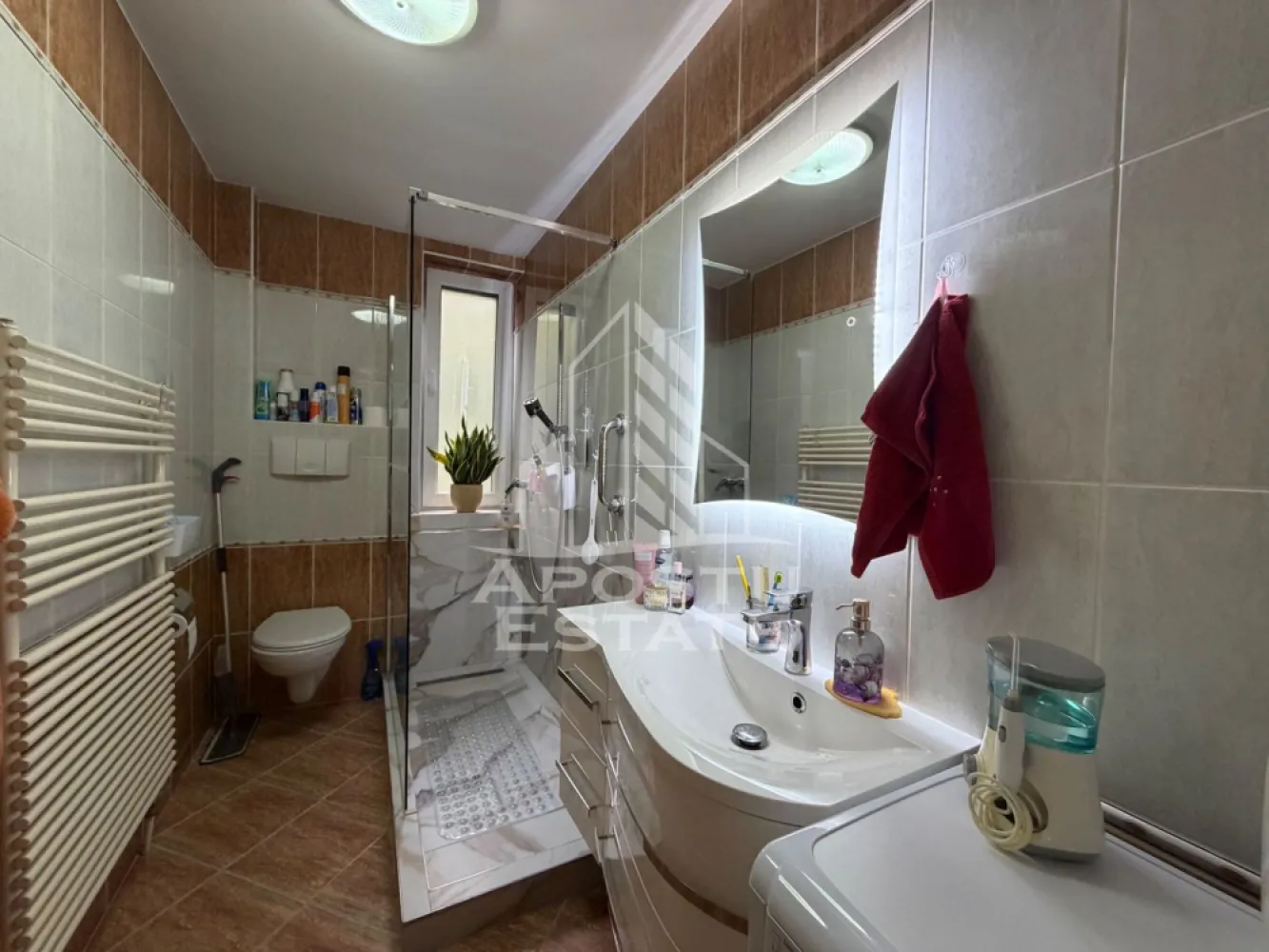 Apartament cu 2 camere, centrala proprie, et 2, in zona Medicinei - Agentia Imobiliara APOSTU ESTATE va propune spre vanzare un apartament cu 2 camere, situat in zona Facultatii de Medicina, o locatie apreciata pentru accesul facil catre punctele de interes din oras.

Apartamentul are o suprafata utila de 69 mp, este semidecomandat si dispune de o compartimentare practica, fiind ideal atat pentru locuit, cat si pentru investitie.

Compartimentare:

* Living cu acces la balcon;
* Bucatarie;
* dormitoar ;
* Baie;
* Hol;
* Balcon deschis, cu acces din dormitor.

Confortul termic este asigurat de centrala proprie, iar in bucatarie este montat aparat de aer conditionat. Apartamentul beneficiaza de izolatie interioara de 5 cm, contribuind la un consum redus de energie.

Se vinde complet mobilat, fiind pregatit pentru mutare imediata.

Alte avantaje ale proprietatii:

* Boxa;
* Spatiu de depozitare in pod;
* Balcon deschis;
* Zona linistita, cu acces facil catre universitati, mijloace de transport, magazine si alte puncte de interes.

Va invitam cu drag la o vizionare pentru a descoperi toate avantajele acestei proprietati!
ID Intern : CP3195794!