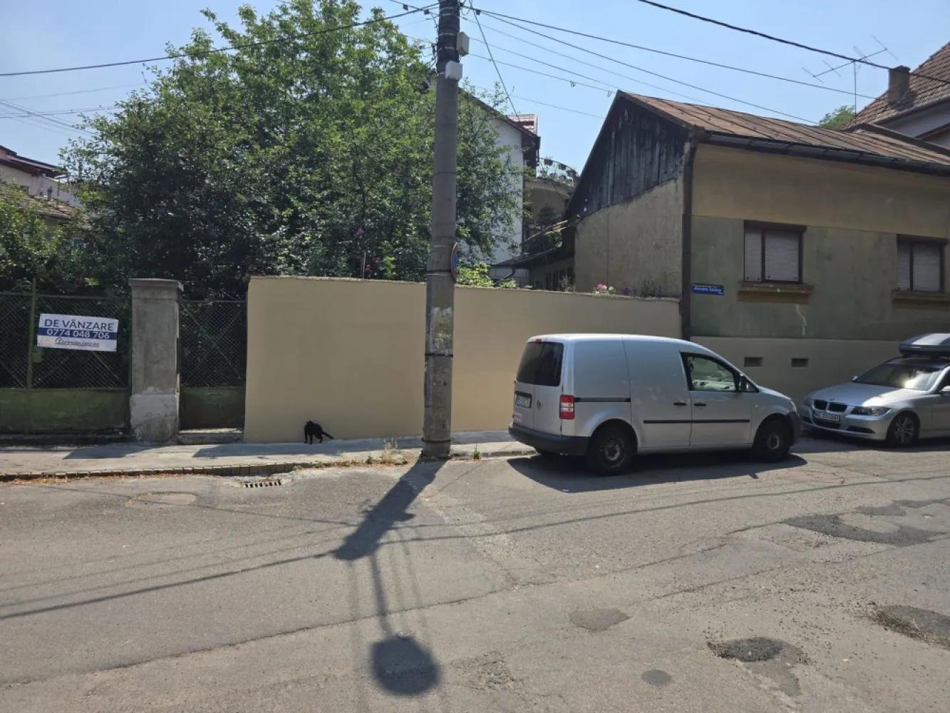 Casa 3 camere, 85mp,240 mp teren,str.Avram Iancu,0% comision - Contact 0774048706 Bogdan
De vânzare casă cu deschidere la 2 strazi Avram Iancu 15 m si Bujorului 17 m, singur în curte, 3 camere situată în Targu Mures suprafața utilă de 85 mp amplasată pe un teren cu suprafața de 240 mp, 
Compartimentare:
- 1 living, 1 bucătărie, 1 bai, 2dormitoare, 1 baie, 1 debara,1 magazie, 1 terasă, 1 pivnită
Detalii:
- pivniță, pod mansardabil, 
- anul construcției 1960

Utilitați:
- curent, apă, gaz, canalizare

Casa se vinde la prețul de 195.000 Euro negociabil. Comision ZERO!
Contact 0774048706 Bogdan
Daca vă place această ofertă sau pentru alte informații sunați la numărul de contact din anunț! 
Compania Zap Imobiliare vă pune la dispoziție toate actele și documentele necesare alături de asistență și consiliere permanentă până la finalizarea achiziției imobiliare. 
Ne dorim să îți oferim cea mai plăcută experiență, îndeplinim vise cu pereți!