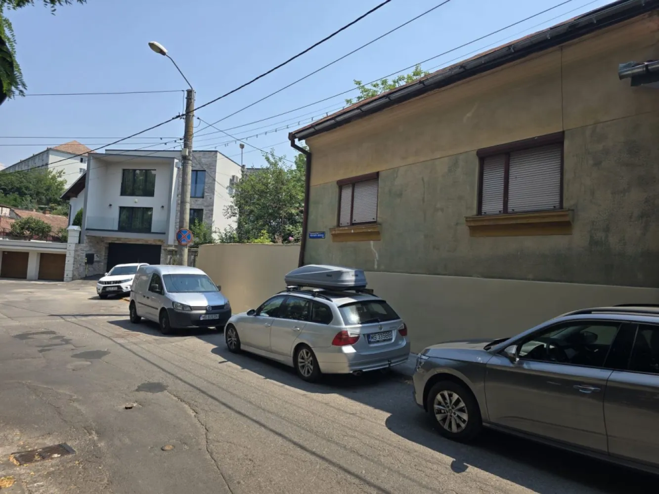 Casa 3 camere, 85mp,240 mp teren,str.Avram Iancu,0% comision - Contact 0774048706 Bogdan
De vânzare casă cu deschidere la 2 strazi Avram Iancu 15 m si Bujorului 17 m, singur în curte, 3 camere situată în Targu Mures suprafața utilă de 85 mp amplasată pe un teren cu suprafața de 240 mp, 
Compartimentare:
- 1 living, 1 bucătărie, 1 bai, 2dormitoare, 1 baie, 1 debara,1 magazie, 1 terasă, 1 pivnită
Detalii:
- pivniță, pod mansardabil, 
- anul construcției 1960

Utilitați:
- curent, apă, gaz, canalizare

Casa se vinde la prețul de 195.000 Euro negociabil. Comision ZERO!
Contact 0774048706 Bogdan
Daca vă place această ofertă sau pentru alte informații sunați la numărul de contact din anunț! 
Compania Zap Imobiliare vă pune la dispoziție toate actele și documentele necesare alături de asistență și consiliere permanentă până la finalizarea achiziției imobiliare. 
Ne dorim să îți oferim cea mai plăcută experiență, îndeplinim vise cu pereți!
