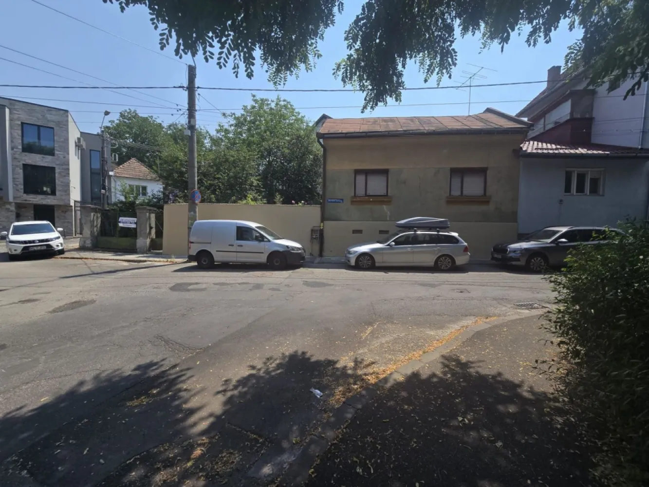Casa 3 camere, 85mp,240 mp teren,str.Avram Iancu,0% comision - Contact 0774048706 Bogdan
De vânzare casă cu deschidere la 2 strazi Avram Iancu 15 m si Bujorului 17 m, singur în curte, 3 camere situată în Targu Mures suprafața utilă de 85 mp amplasată pe un teren cu suprafața de 240 mp, 
Compartimentare:
- 1 living, 1 bucătărie, 1 bai, 2dormitoare, 1 baie, 1 debara,1 magazie, 1 terasă, 1 pivnită
Detalii:
- pivniță, pod mansardabil, 
- anul construcției 1960

Utilitați:
- curent, apă, gaz, canalizare

Casa se vinde la prețul de 195.000 Euro negociabil. Comision ZERO!
Contact 0774048706 Bogdan
Daca vă place această ofertă sau pentru alte informații sunați la numărul de contact din anunț! 
Compania Zap Imobiliare vă pune la dispoziție toate actele și documentele necesare alături de asistență și consiliere permanentă până la finalizarea achiziției imobiliare. 
Ne dorim să îți oferim cea mai plăcută experiență, îndeplinim vise cu pereți!