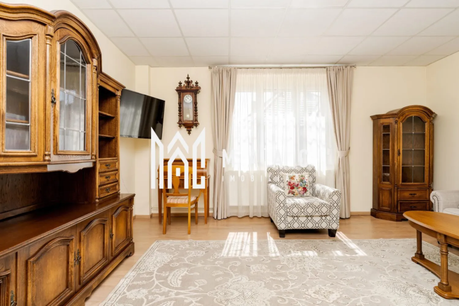 Casă 5 camere | Bul.Vasile Milea , Sibiu | 200 mp, curte - Casă individuală de închiriat în Hipodrom 1, Sibiu, cu 5 camere, aproximativ 200 mp utili și curte privată, potrivită pentru locuire confortabilă cu spațiu exterior.

Detalii proprietate:
• Casă individuală
• Suprafață utilă: aproximativ 200 mp
• Teren: 400 mp
• Curte privată: aproximativ 250 mp
• Stare interior: finisat clasic
• Se închiriază complet mobilată și utilată

Proprietatea este situată în zona Hipodrom din Sibiu, cu acces rapid către centrul orașului. În apropiere se află școli, grădinițe, supermarketuri și mijloace de transport, iar amplasarea oferă un cadru rezidențial liniștit.

Pentru detalii suplimentare și programarea unei vizionări, contactați echipa MAAC Imobiliare. Cod anunț CP3191682.