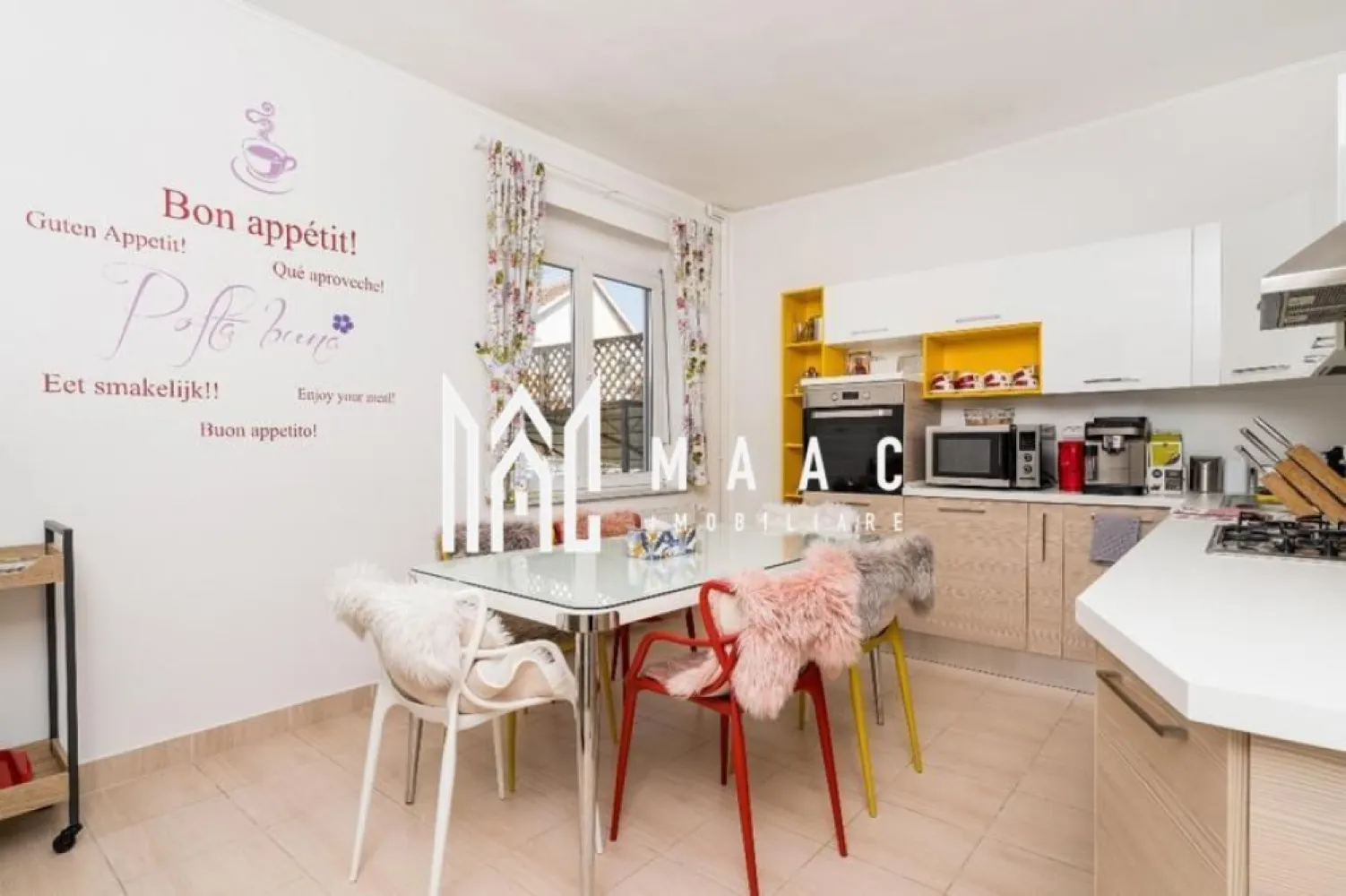 Casă 5 camere | Bul.Vasile Milea , Sibiu | 200 mp, curte - Casă individuală de închiriat în Hipodrom 1, Sibiu, cu 5 camere, aproximativ 200 mp utili și curte privată, potrivită pentru locuire confortabilă cu spațiu exterior.

Detalii proprietate:
• Casă individuală
• Suprafață utilă: aproximativ 200 mp
• Teren: 400 mp
• Curte privată: aproximativ 250 mp
• Stare interior: finisat clasic
• Se închiriază complet mobilată și utilată

Proprietatea este situată în zona Hipodrom din Sibiu, cu acces rapid către centrul orașului. În apropiere se află școli, grădinițe, supermarketuri și mijloace de transport, iar amplasarea oferă un cadru rezidențial liniștit.

Pentru detalii suplimentare și programarea unei vizionări, contactați echipa MAAC Imobiliare. Cod anunț CP3191682.