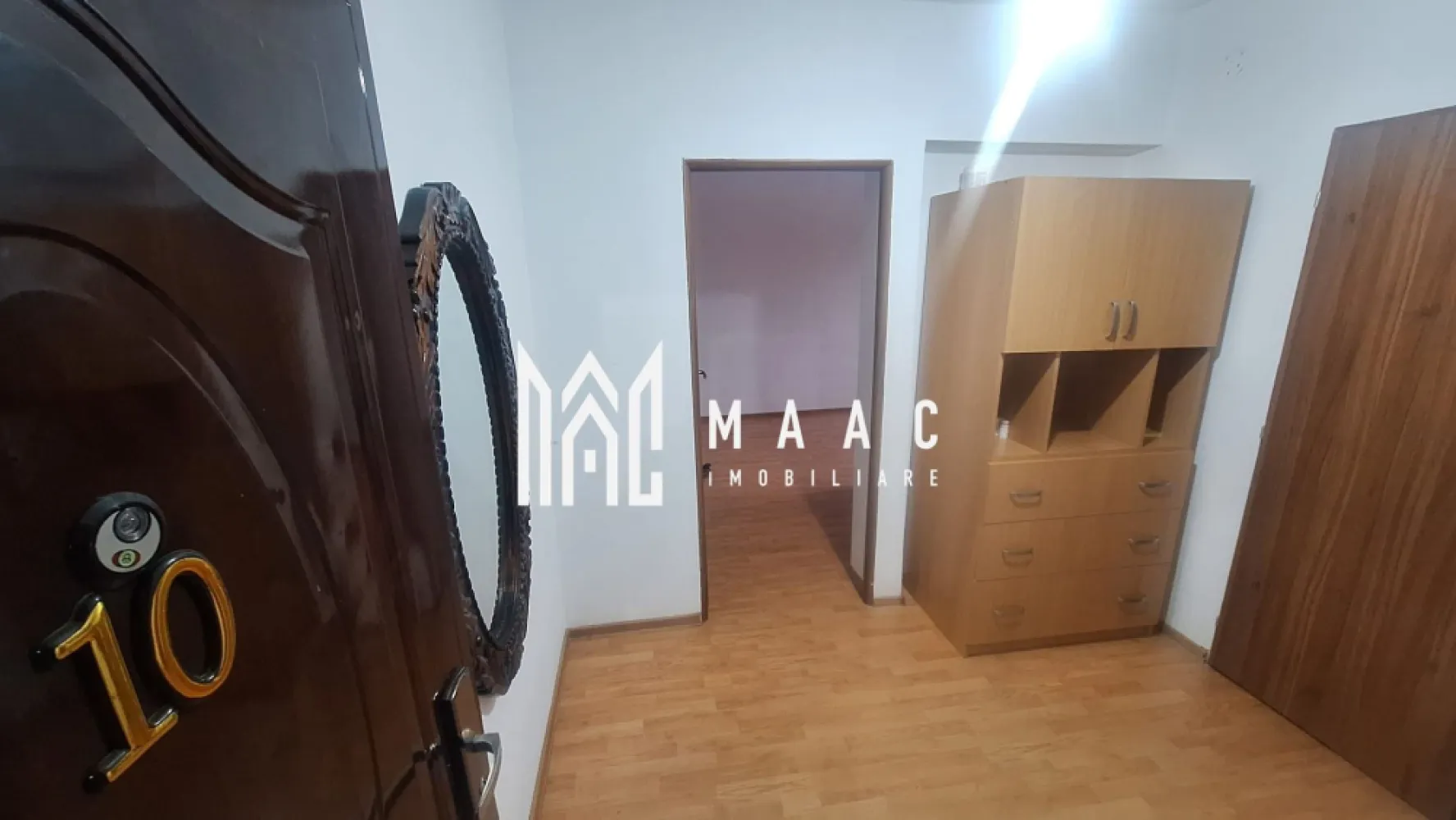 Cameră de închiriat | Etajul 2 | Valea Aurie - MAAC Imobiliare vă propune spre închiriere o cameră dintr-un apartament de 2 camere decomandat amplasat în zona Valea Aurie.

Camera dispune de un pat și un spațiu pentru depozitarea hainelor.
Bucătăria, grupul sanitar și holul de acces sunt spații comune.

Se închiriază pe o perioadă de minim 12 luni.
Se percepe o chirie în avans și o garanție în cuantumul unei chirii lunare.

Pentru mai multe detalii, vă rugăm să specificați ID:CP2852491