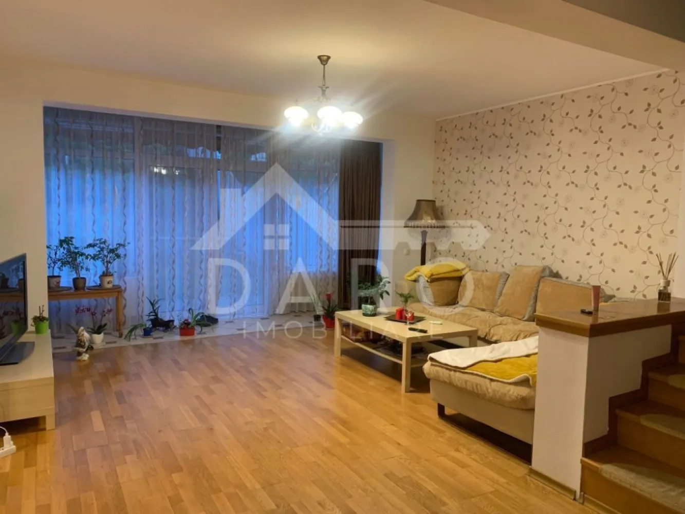 Se inchiriaza casa 3 dormitoare, living, dining, garaj Str Muntenia - Se inchriaza casa Duplex, 3 dormitoare, 3 bai, living mare, dining, garaj, in cartierul Tudor, pe str Muntenia, foarte aproape de Școala, E-on, magazine.
 
Compartimentare:

- Demisol 80 mp:
* Spațiu CT
* camara
* Hobbyroom
* Garaj

- Parter 80 mp:
* Bucatarie mare cu cuptor, plita pe gaz, masina de spalat vase, frigider, etc.
* Living generos
* Dining room
* Baie cu cabina de dus
* ieșire in curte, foisor, grill

- Etaj: 
* Master Bedroom, pat 180 cm, cu baie proprie cu cabina de dus
* Dormitor cu pat dublu 160 cm
* Dormitor cu pat de o persoana
* Baie cu cada de dus, bideu

* Mansarda izolata, velux, parchet - Spațiu de depozitare

* Curte 100 mp, cu foisor, grill

Mobilata cu bun gust, utilata cu tot ce este nevoie, foarte Cosy.

 Centrala pe gaz, boiler.

Disponibila dupa 15 noiembrie