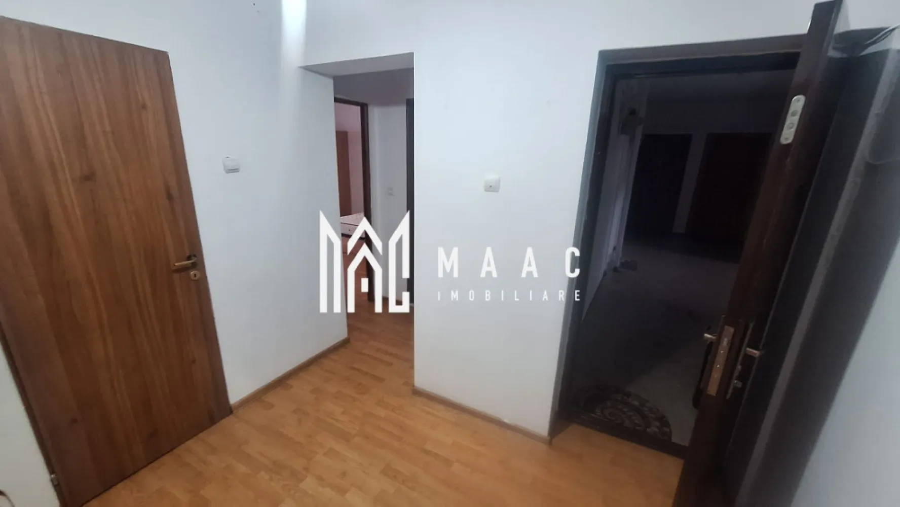 Cameră de închiriat | Etajul 2 | Valea Aurie - MAAC Imobiliare vă propune spre închiriere o cameră dintr-un apartament de 2 camere decomandat amplasat în zona Valea Aurie.

Camera dispune de un pat și un spațiu pentru depozitarea hainelor.
Bucătăria, grupul sanitar și holul de acces sunt spații comune.

Se închiriază pe o perioadă de minim 12 luni.
Se percepe o chirie în avans și o garanție în cuantumul unei chirii lunare.

Pentru mai multe detalii, vă rugăm să specificați ID:CP2852491