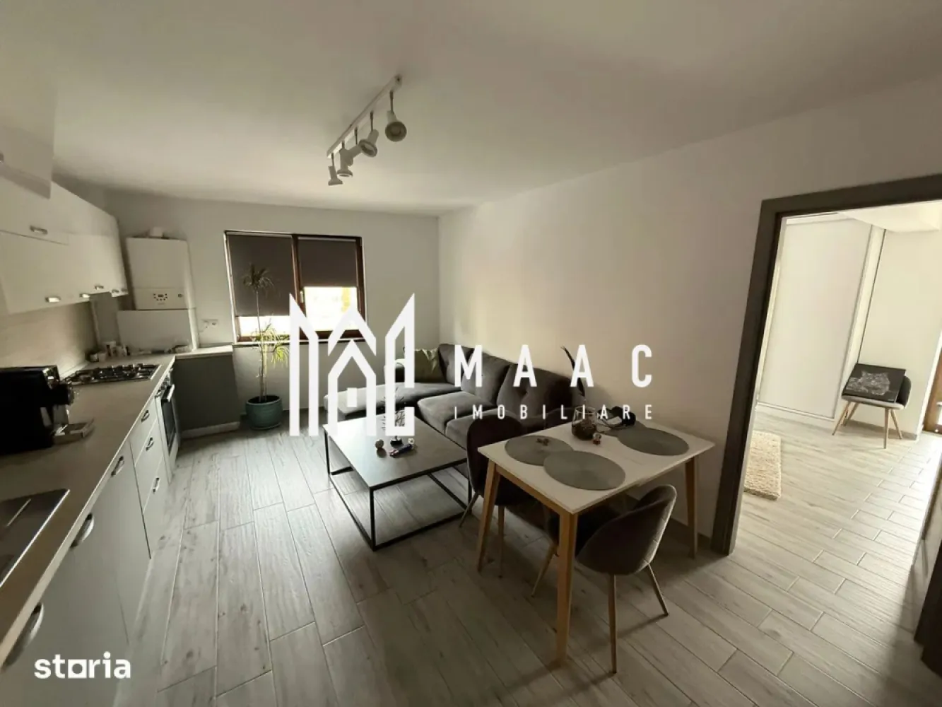 Apartament 3 camere | Ostroveni | 78 mp | - MAAC Imobiliare vă propune spre vânzare un apartament premium cu 3 camere, situat într-un imobil boutique exclusivist, finalizat în anul 2021, amplasat pe o stradă liniștită din imediata apropiere a Bulevardului Dem Rădulescu, una dintre cele mai apreciate zone rezidențiale din Râmnicu Vâlcea.

Imobilul este compus din doar 5 apartamente, oferind un nivel ridicat de confort, intimitate și liniște, fiind alegerea ideală pentru cei care își doresc un stil de viață modern.

Caracteristici principale:
Apartament cu 3 camere
Imobil boutique cu doar 5 apartamente
Construcție finalizată în 2021
Compartimentare eficientă și spații generoase
Living open-space cu bucătărie complet mobilată și utilată
2 dormitoare
Baie modernă
Dressing separat
Balcon generos de 13 mp
Dotări:
Centrală termică proprie pe gaz
Încălzire în pardoseală în întreaga locuință
Finisaje premium
Mobilier de calitate
Electrocasnice incluse
Spații de depozitare optim organizate
Facilități ale imobilului:
Curte privată
Loc de joacă pentru copii
Zonă de relaxare amenajată
Spațiu BBQ cu grătar și chiuvetă exterioară
Masă și bănci pentru petrecerea timpului liber
Avantaje:
Zonă liniștită, ferită de traficul intens al bulevardului
La doar câteva minute de mers pe jos de Anabella Park și Lidl
În apropiere de brutărie, magazine alimentare, stație PECO și alte facilități
Acces rapid către centrul orașului și principalele puncte de interes
Intimitate oferită de numărul redus de apartamente
Confortul unui apartament îmbinat cu avantajele unei case
Opțional:
Terasă exterioară individuală, închisă cu sticlă – 9.000 €
Loc de parcare în curte privată, cu acces securizat prin barieră – 5.000 €

Prin calitatea construcției, finisajele moderne și facilitățile oferite, această proprietate reprezintă o alegere excelentă atât pentru locuire, cât și pentru investiție în vederea închirierii.

Pentru mai multe informații și programarea unei vizionări, echipa MAAC Imobiliare vă stă la dispoziție.3191726