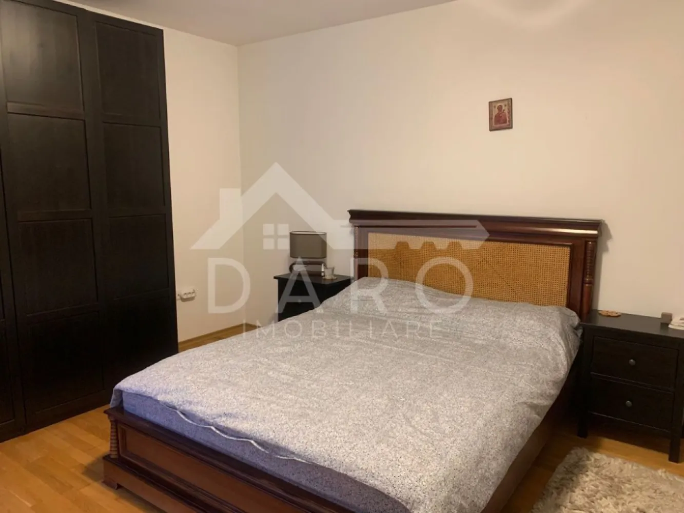 Se inchiriaza casa 3 dormitoare, living, dining, garaj Str Muntenia - Se inchriaza casa Duplex, 3 dormitoare, 3 bai, living mare, dining, garaj, in cartierul Tudor, pe str Muntenia, foarte aproape de Școala, E-on, magazine.
 
Compartimentare:

- Demisol 80 mp:
* Spațiu CT
* camara
* Hobbyroom
* Garaj

- Parter 80 mp:
* Bucatarie mare cu cuptor, plita pe gaz, masina de spalat vase, frigider, etc.
* Living generos
* Dining room
* Baie cu cabina de dus
* ieșire in curte, foisor, grill

- Etaj: 
* Master Bedroom, pat 180 cm, cu baie proprie cu cabina de dus
* Dormitor cu pat dublu 160 cm
* Dormitor cu pat de o persoana
* Baie cu cada de dus, bideu

* Mansarda izolata, velux, parchet - Spațiu de depozitare

* Curte 100 mp, cu foisor, grill

Mobilata cu bun gust, utilata cu tot ce este nevoie, foarte Cosy.

 Centrala pe gaz, boiler.

Disponibila dupa 15 noiembrie