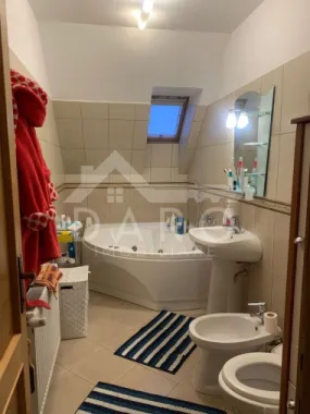 Se inchiriaza casa 3 dormitoare, living, dining, garaj Str Muntenia