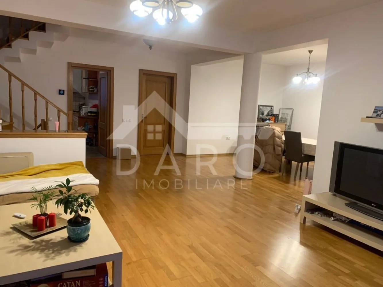 Se inchiriaza casa 3 dormitoare, living, dining, garaj Str Muntenia