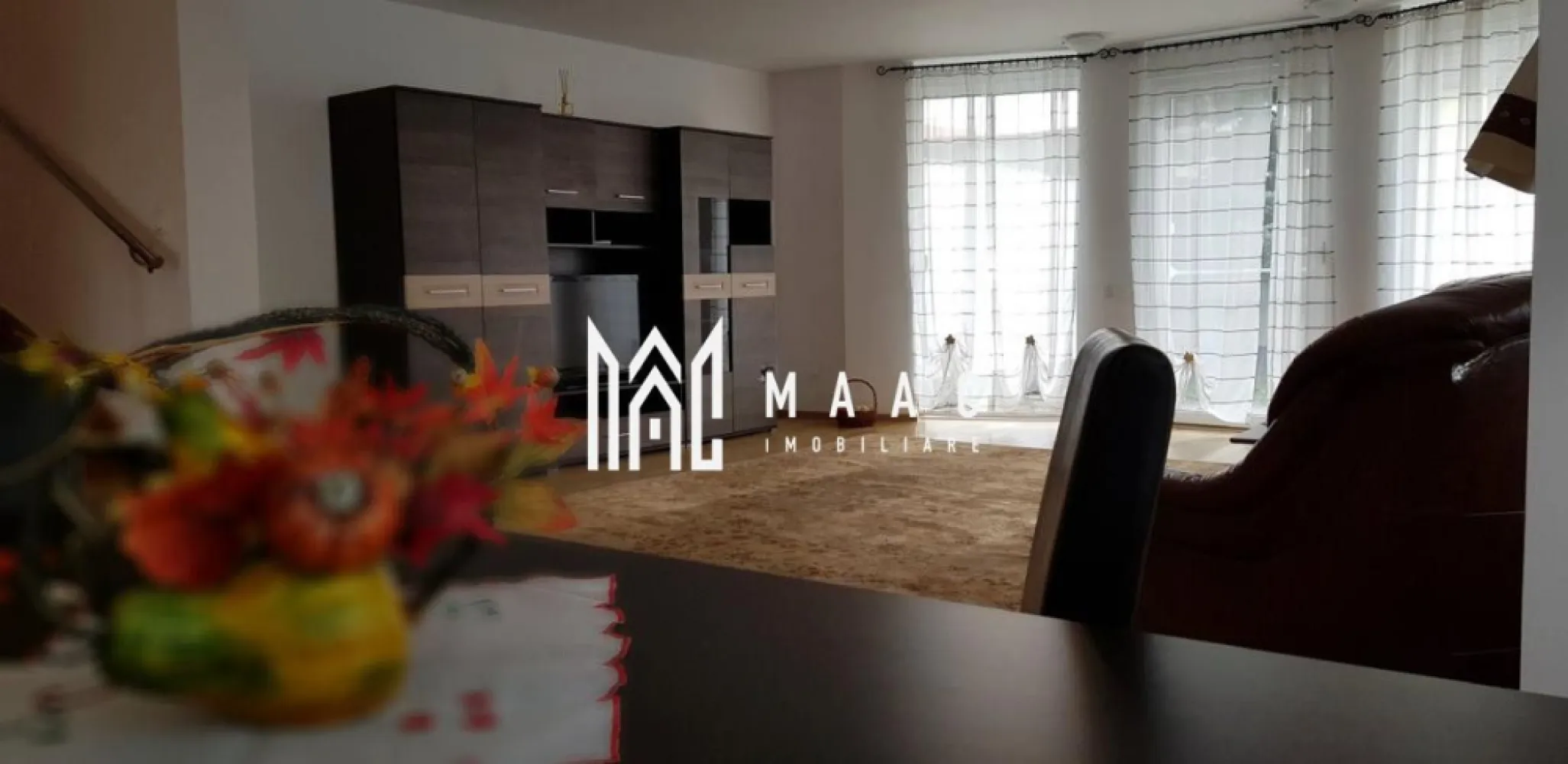 Casă de închiriat 4 camere | Sibiu Trei Stejari | 250 mp, garaj - Casă individuală cu 4 camere de închiriat în zona Trei Stejari din Sibiu, pe Strada Bucegi, cu 250 mp utili, teren de 300 mp și curte proprie, potrivită pentru locuire pe termen lung.

Detalii proprietate:
• Casă individuală construită în 2008
• Suprafață utilă: 250 mp
• Suprafață teren: 300 mp
• Compartimentare pe trei niveluri, cu living, 3 dormitoare, bucătărie, 2 băi, cămară, debara, cameră tehnică, spălătorie și cameră răcoroasă
• Terasă cu ieșire din zona de zi
• Garaj și 2 locuri de parcare
• Finisată modern
• Construcție din cărămidă, acoperiș din țiglă
• Centrală termică cu încălzire în pardoseală
• Uși din lemn, ferestre tip termopan cu tâmplărie din lemn, parchet, gresie și faianță
• Scară interioară din lemn de stejar cu balustradă din inox

Zonă și acces:
Proprietatea este amplasată în Trei Stejari, în apropierea Parcului de pe Strada Bucegi, pe o stradă liniștită, într-o zonă rezidențială de case, cu acces rapid către principalele zone ale orașului.

Casa este disponibilă imediat pentru închiriere pe termen lung, iar animalele de companie nu sunt acceptate. Contactați echipa MAAC Imobiliare pentru o vizionare și menționați Cod anunț CP3192618.