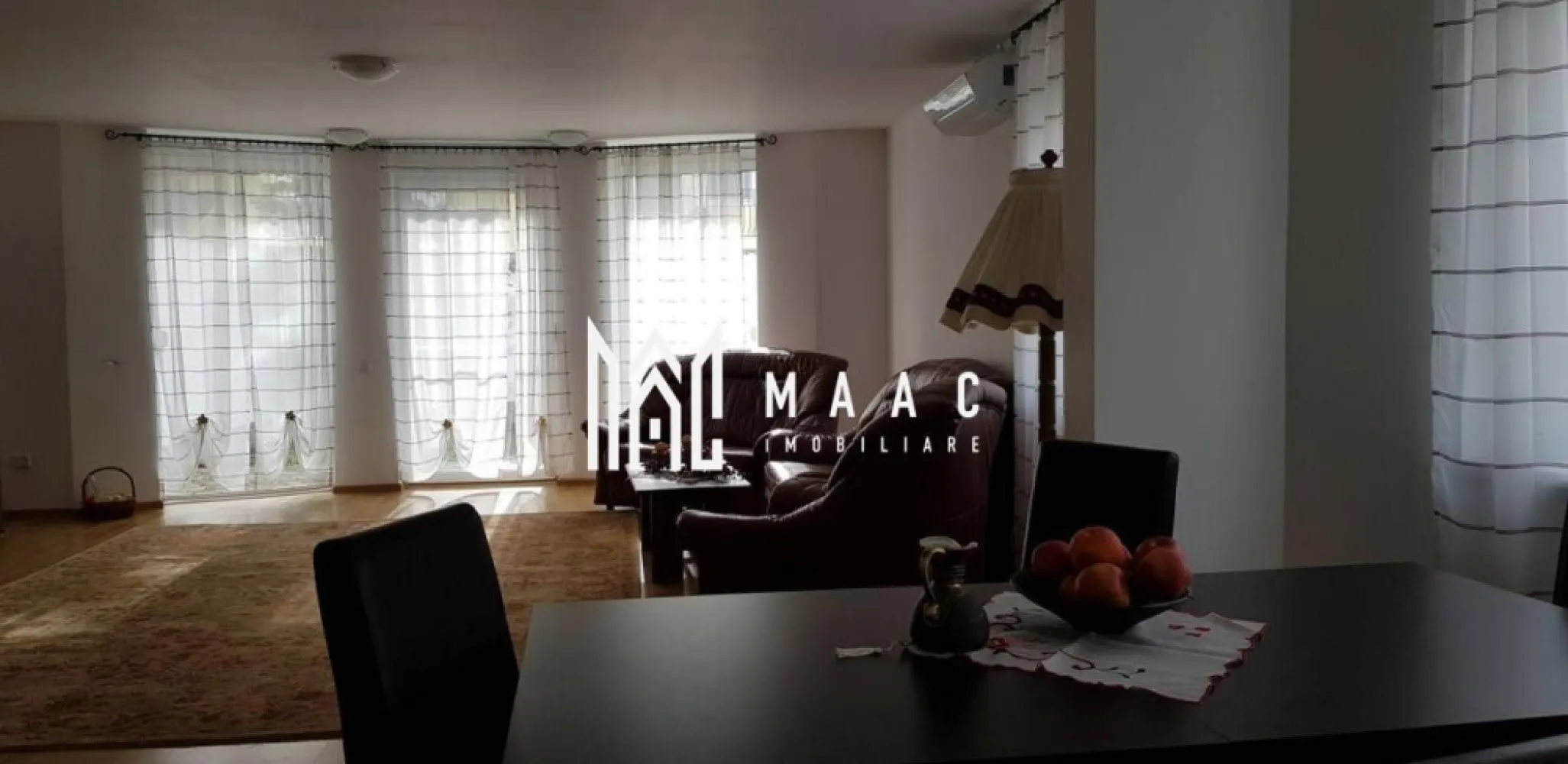 Casă de închiriat 4 camere | Sibiu Trei Stejari | 250 mp, garaj - Casă individuală cu 4 camere de închiriat în zona Trei Stejari din Sibiu, pe Strada Bucegi, cu 250 mp utili, teren de 300 mp și curte proprie, potrivită pentru locuire pe termen lung.

Detalii proprietate:
• Casă individuală construită în 2008
• Suprafață utilă: 250 mp
• Suprafață teren: 300 mp
• Compartimentare pe trei niveluri, cu living, 3 dormitoare, bucătărie, 2 băi, cămară, debara, cameră tehnică, spălătorie și cameră răcoroasă
• Terasă cu ieșire din zona de zi
• Garaj și 2 locuri de parcare
• Finisată modern
• Construcție din cărămidă, acoperiș din țiglă
• Centrală termică cu încălzire în pardoseală
• Uși din lemn, ferestre tip termopan cu tâmplărie din lemn, parchet, gresie și faianță
• Scară interioară din lemn de stejar cu balustradă din inox

Zonă și acces:
Proprietatea este amplasată în Trei Stejari, în apropierea Parcului de pe Strada Bucegi, pe o stradă liniștită, într-o zonă rezidențială de case, cu acces rapid către principalele zone ale orașului.

Casa este disponibilă imediat pentru închiriere pe termen lung, iar animalele de companie nu sunt acceptate. Contactați echipa MAAC Imobiliare pentru o vizionare și menționați Cod anunț CP3192618.