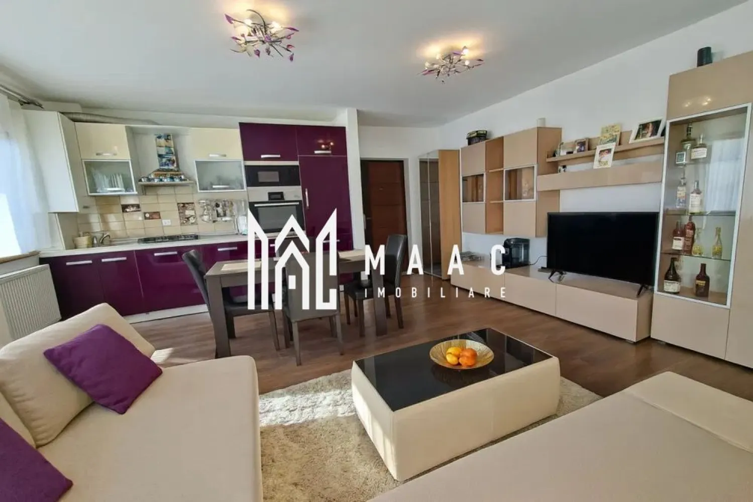 Apartament 3 camere | D. Stanca Șelimbăr | 70 mp, lift, parcare - Apartament cu 3 camere decomandat, situat pe Strada Doamna Stanca din Selimbar, cu 70 mp utili, amplasat la etajul 5 al unui imobil cu lift, potrivit pentru locuire confortabila pe termen lung.

Detalii proprietate:
• Suprafata utila: 70 mp, suprafata construita 84 mp
• Compartimentare: living cu bucatarie, 2 dormitoare, baie si hol de acces
• Etaj 5 din 5, imobil construit in 2014
• Finisat modern, mobilat si utilat complet
• Dotari: aer conditionat, masina de spalat vase
• Balcon si 1 loc de parcare privat
• 1 baie, 1 bucatarie, confort 1

Zona si acces:
Proprietatea este amplasata intr-o zona cu legaturi rapide catre gradinita, scoala si magazine, cu acces facil spre principalele puncte de interes din Selimbar si Sibiu.

Cod anunt CP3193825. Contactati echipa MAAC Imobiliare pentru detalii suplimentare si pentru programarea unei vizionari.