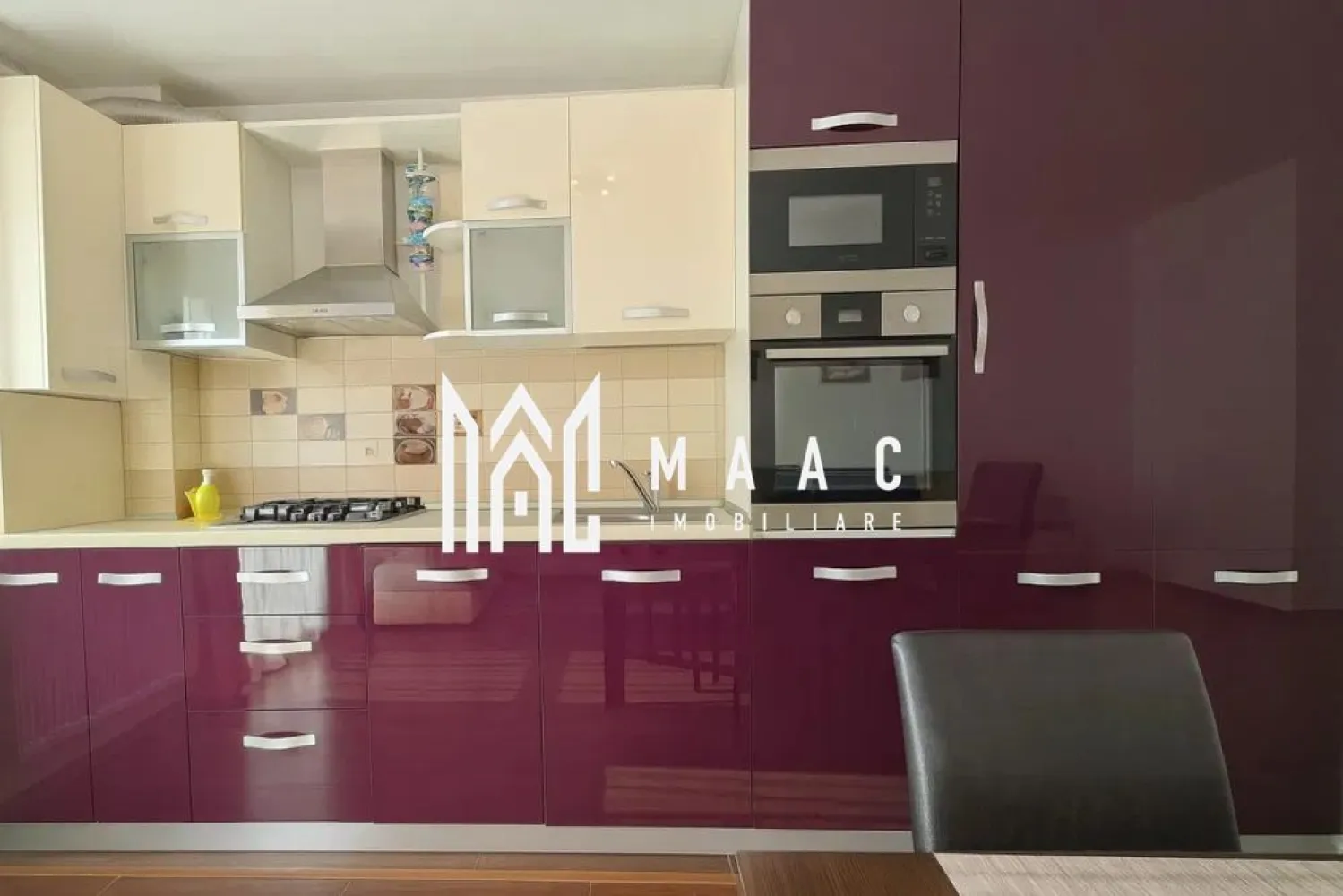 Apartament 3 camere | D. Stanca Șelimbăr | 70 mp, lift, parcare - Apartament cu 3 camere decomandat, situat pe Strada Doamna Stanca din Selimbar, cu 70 mp utili, amplasat la etajul 5 al unui imobil cu lift, potrivit pentru locuire confortabila pe termen lung.

Detalii proprietate:
• Suprafata utila: 70 mp, suprafata construita 84 mp
• Compartimentare: living cu bucatarie, 2 dormitoare, baie si hol de acces
• Etaj 5 din 5, imobil construit in 2014
• Finisat modern, mobilat si utilat complet
• Dotari: aer conditionat, masina de spalat vase
• Balcon si 1 loc de parcare privat
• 1 baie, 1 bucatarie, confort 1

Zona si acces:
Proprietatea este amplasata intr-o zona cu legaturi rapide catre gradinita, scoala si magazine, cu acces facil spre principalele puncte de interes din Selimbar si Sibiu.

Cod anunt CP3193825. Contactati echipa MAAC Imobiliare pentru detalii suplimentare si pentru programarea unei vizionari.