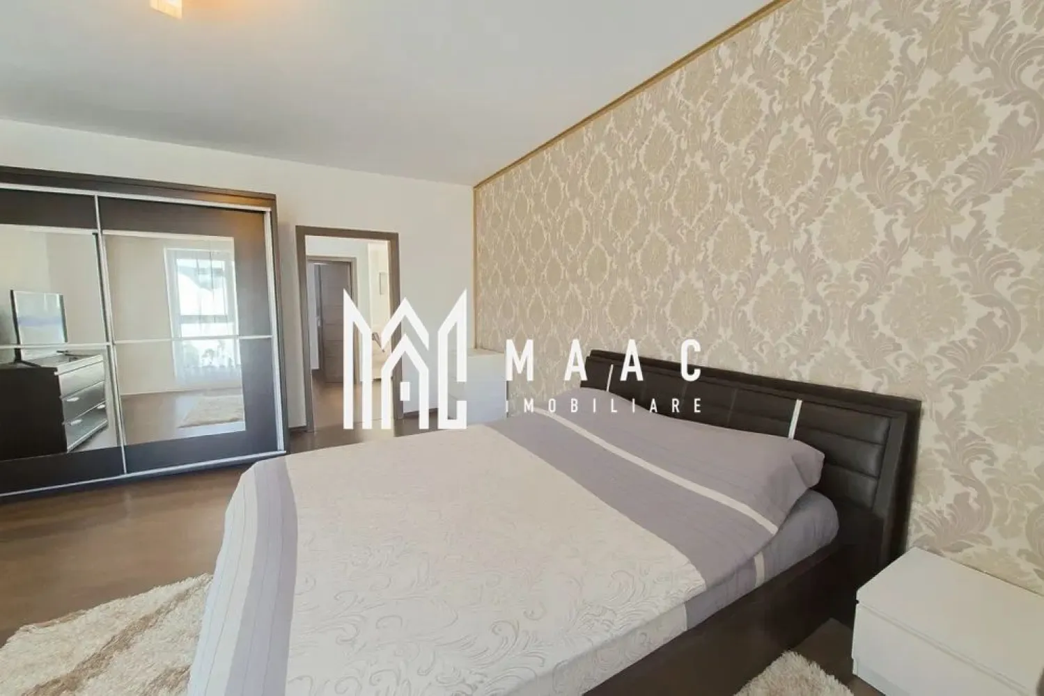 Apartament 3 camere | D. Stanca Șelimbăr | 70 mp, lift, parcare - Apartament cu 3 camere decomandat, situat pe Strada Doamna Stanca din Selimbar, cu 70 mp utili, amplasat la etajul 5 al unui imobil cu lift, potrivit pentru locuire confortabila pe termen lung.

Detalii proprietate:
• Suprafata utila: 70 mp, suprafata construita 84 mp
• Compartimentare: living cu bucatarie, 2 dormitoare, baie si hol de acces
• Etaj 5 din 5, imobil construit in 2014
• Finisat modern, mobilat si utilat complet
• Dotari: aer conditionat, masina de spalat vase
• Balcon si 1 loc de parcare privat
• 1 baie, 1 bucatarie, confort 1

Zona si acces:
Proprietatea este amplasata intr-o zona cu legaturi rapide catre gradinita, scoala si magazine, cu acces facil spre principalele puncte de interes din Selimbar si Sibiu.

Cod anunt CP3193825. Contactati echipa MAAC Imobiliare pentru detalii suplimentare si pentru programarea unei vizionari.