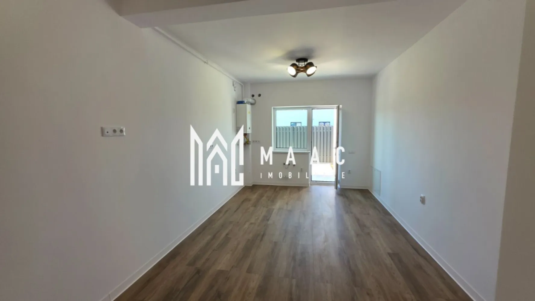 Apartament 2 camere de vânzare Selimbar | Central | curte 90 mp, parcare - Apartament cu 2 camere de vânzare în zona Central din Selimbar, cu 40 mp utili, curte proprie de 90 mp și loc de parcare inclus, potrivit pentru prima locuire.

Detalii proprietate:
• Suprafață utilă: 40 mp
• Compartimentare practică: living cu bucătărie open-space, dormitor, baie și hol
• Curte proprie de 90 mp, amenajată cu gazon, tuia și pavaj
• Acces în curte din living și din dormitor, plus portiță directă din zona parcării
• Balcon cu spațiu de depozitare
• 1 loc de parcare inclus
• An construcție: 2026
• Finisaje menționate în prezentare: baie complet echipată, parchet SPC, gresie și faianță premium, obiecte sanitare de calitate

Proprietatea este amplasată pe Strada Unirii, în zona Central din Sibiu, pe stradă asfaltată, într-un cadru liniștit și ușor de accesat. Curtea generoasă completează spațiul interior și oferă un plus de intimitate pentru relaxare în aer liber.

Cod anunț CP3193898. Contactați echipa MAAC Imobiliare pentru detalii suplimentare și programarea unei vizionări.