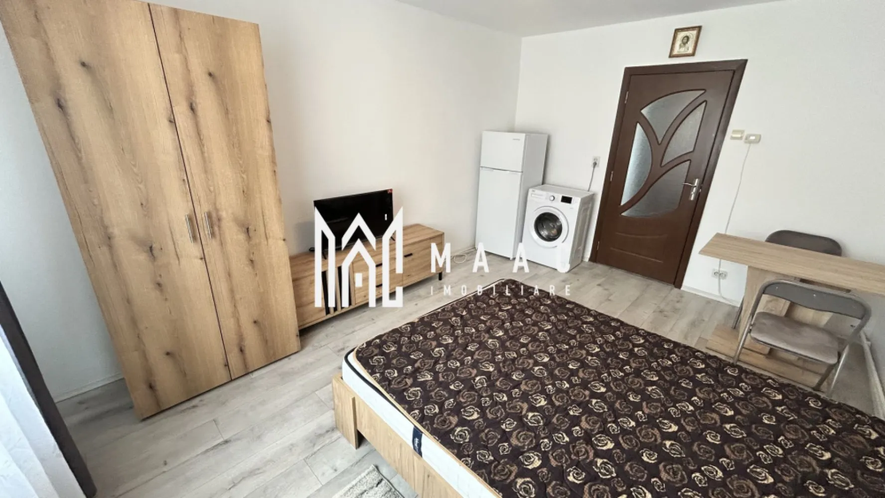 Garsonieră | Mobilată și utilată | Centrală proprie | Broscarie - Maac Imobiliare prezintă spre închiriere o garsonieră cochetă, complet renovată, aflată la prima închiriere, situată pe strada Ștefan cel Mare, chiar lângă stația de autobuz. Poziționarea excelentă oferă acces rapid către centrul orașului, facultăți și principalele puncte de interes, fiind ideală pentru o persoană activă sau un cuplu.

Caracteristici:

* Suprafață utilă: 22 mp
* Compartimentare eficientă
* Bucătărie separată, complet mobilată și utilată, cu geam pentru ventilație naturală
* Baie complet echipată
* Încălzire prin centrală termică proprie pe gaz
* Etaj 4 din 5
* Mobilier nou
* Complet renovată
* Prima închiriere

Avantajele zonei:

* Stație de autobuz în imediata apropiere
* Acces facil către centrul orașului și facultăți
* Supermarketuri, farmacii, sală de fitness, cafenele și alte servicii esențiale în apropiere

Condiții de închiriere:

* Disponibilă începând cu 20 iulie
* Contract de închiriere pe termen lung
* Garanție: echivalentul unei chirii lunare
* Nu se acceptă animale de companie

Această garsonieră reprezintă alegerea ideală pentru persoanele care își doresc un spațiu modern, eficient compartimentat și amplasat într-o zonă foarte bine conectată la facilitățile urbane.

Pentru mai multe informații sau pentru programarea unei vizionări, vă rugăm să ne contactați și să specificați ID: CP3193936.