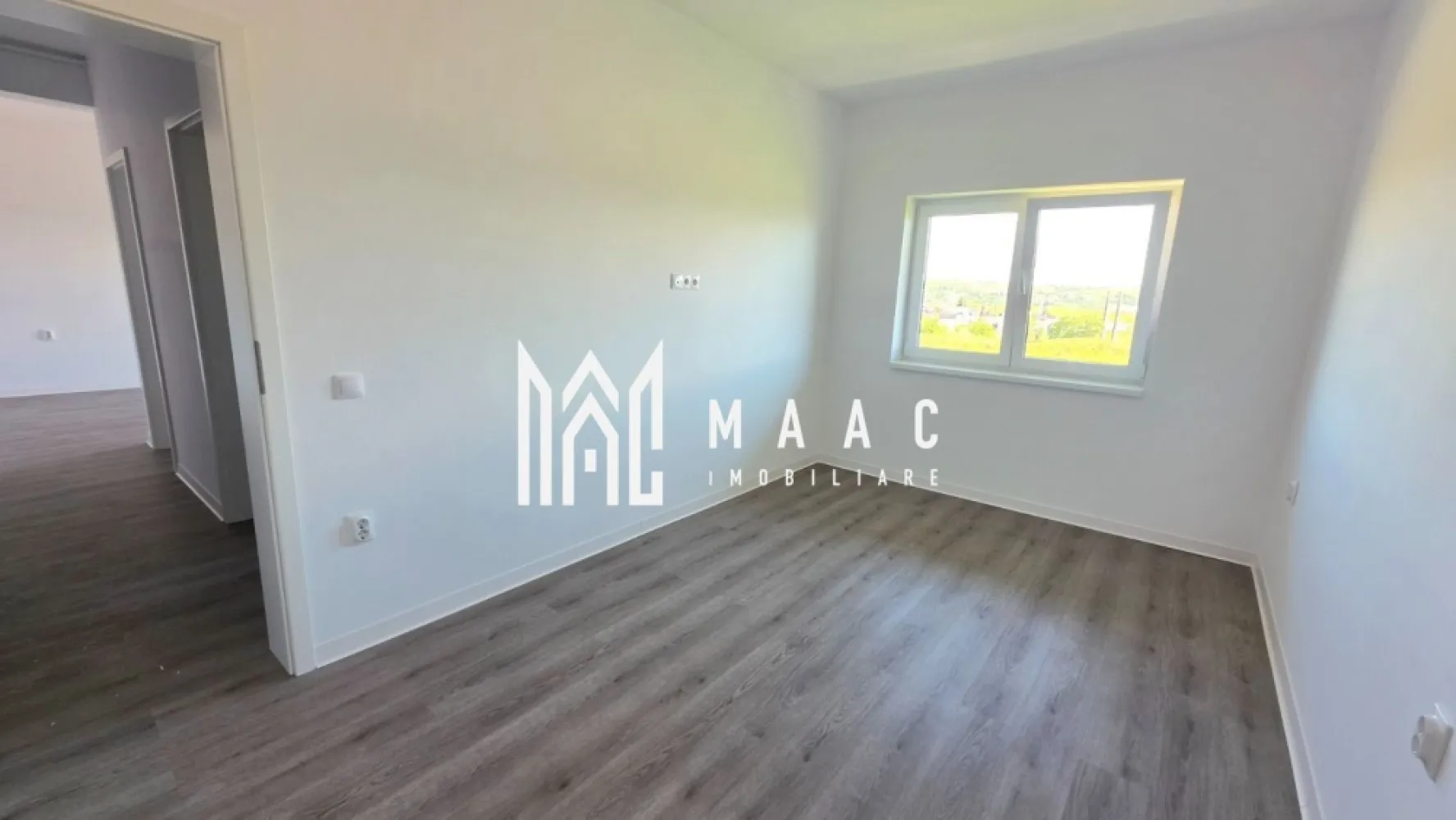 Apartament 2 camere | Strada Unirii, Șelimbăr | 45 mp, balcon, parcare - Apartament cu 2 camere de vânzare pe Strada Unirii din Șelimbăr, cu 45 mp utili, balcon de 7 mp și loc de parcare inclus, potrivit pentru locuire imediată.

Detalii proprietate:
• Suprafață utilă: 45 mp
• Suprafață construită: 60 mp
• Suprafață totală: 52 mp
• Etaj 2
• Imobil construit în anul 2025
• 1 dormitor, 1 baie, 1 bucătărie
• Balcon de 7 mp, cu cămară amenajată pentru depozitare
• Încălzire în pardoseală
• Finisat la cheie și pregătit pentru mutare
• Loc de parcare inclus
• Placă de beton deasupra apartamentului și pod aferent, utile pentru confort și spațiu suplimentar de depozitare

Localizare și acces:
Proprietatea este situată în Șelimbăr, pe Strada Unirii, cu acces facil către Sibiu și către principalele puncte de interes din zonă.

Contactați echipa MAAC Imobiliare pentru mai multe informații sau pentru programarea unei vizionări. Cod anunț CP3193937.