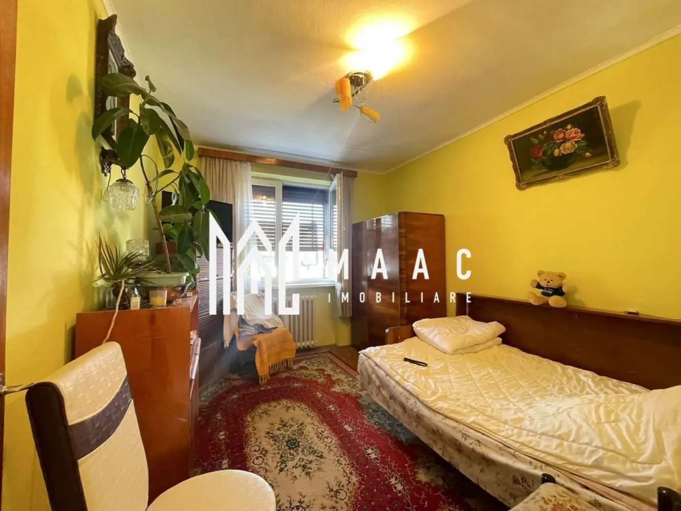 Apartament de vânzare Sibiu | 3 camere decomandat | Mihai Viteazul, balcon - Apartament de vânzare în Sibiu, zona Mihai Viteazul, cu 3 camere decomandate, 65 mp utili, balcon și pivniță, disponibil imediat.

Detalii proprietate:
• Suprafață utilă: 65 mp
• Suprafață construită: 78 mp
• Compartimentare: 3 camere decomandate
• 2 dormitoare, 1 bucătărie, 1 baie
• Etaj 4 din 4
• An construcție: 1989
• Stare interioară: bună
• Balcon și pivniță
• Baie cu geam pentru aerisire naturală
• Bloc cu pod

Zonă și acces:
Proprietatea este situată în cartierul Mihai Viteazul, cu acces facil către Școala Generală Nr. 6, stații de transport public, supermarketuri, farmacii, bănci și alte puncte de interes. Zona oferă acces rapid la facilitățile de zi cu zi și la spații verzi.

Cod anunț CP3195243. Contactați echipa MAAC Imobiliare pentru detalii suplimentare și pentru programarea unei vizionări.