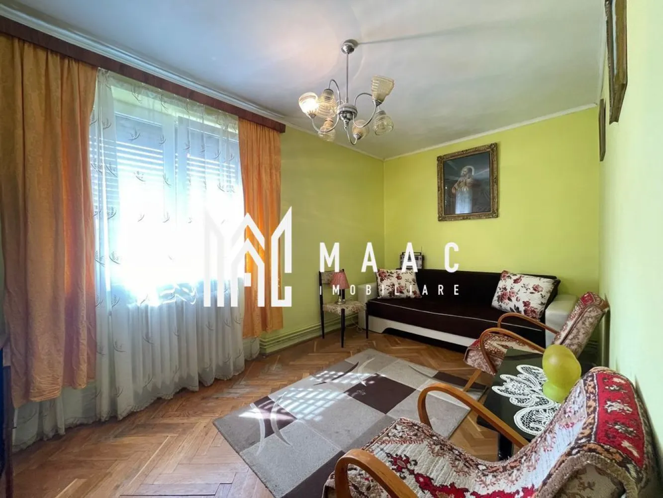 Apartament de vânzare Sibiu | 3 camere decomandat | Mihai Viteazul, balcon - Apartament de vânzare în Sibiu, zona Mihai Viteazul, cu 3 camere decomandate, 65 mp utili, balcon și pivniță, disponibil imediat.

Detalii proprietate:
• Suprafață utilă: 65 mp
• Suprafață construită: 78 mp
• Compartimentare: 3 camere decomandate
• 2 dormitoare, 1 bucătărie, 1 baie
• Etaj 4 din 4
• An construcție: 1989
• Stare interioară: bună
• Balcon și pivniță
• Baie cu geam pentru aerisire naturală
• Bloc cu pod

Zonă și acces:
Proprietatea este situată în cartierul Mihai Viteazul, cu acces facil către Școala Generală Nr. 6, stații de transport public, supermarketuri, farmacii, bănci și alte puncte de interes. Zona oferă acces rapid la facilitățile de zi cu zi și la spații verzi.

Cod anunț CP3195243. Contactați echipa MAAC Imobiliare pentru detalii suplimentare și pentru programarea unei vizionări.