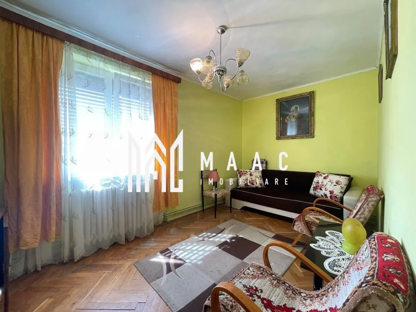 Apartament de vânzare Sibiu | 3 camere decomandat | Mihai Viteazul, balcon - Apartament de vânzare în Sibiu, zona Mihai Viteazul, cu 3 camere decomandate, 65 mp utili, balcon și pivniță, disponibil imediat.

Detalii proprietate:
• Suprafață utilă: 65 mp
• Suprafață construită: 78 mp
• Compartimentare: 3 camere decomandate
• 2 dormitoare, 1 bucătărie, 1 baie
• Etaj 4 din 4
• An construcție: 1989
• Stare interioară: bună
• Balcon și pivniță
• Baie cu geam pentru aerisire naturală
• Bloc cu pod

Zonă și acces:
Proprietatea este situată în cartierul Mihai Viteazul, cu acces facil către Școala Generală Nr. 6, stații de transport public, supermarketuri, farmacii, bănci și alte puncte de interes. Zona oferă acces rapid la facilitățile de zi cu zi și la spații verzi.

Cod anunț CP3195243. Contactați echipa MAAC Imobiliare pentru detalii suplimentare și pentru programarea unei vizionări.