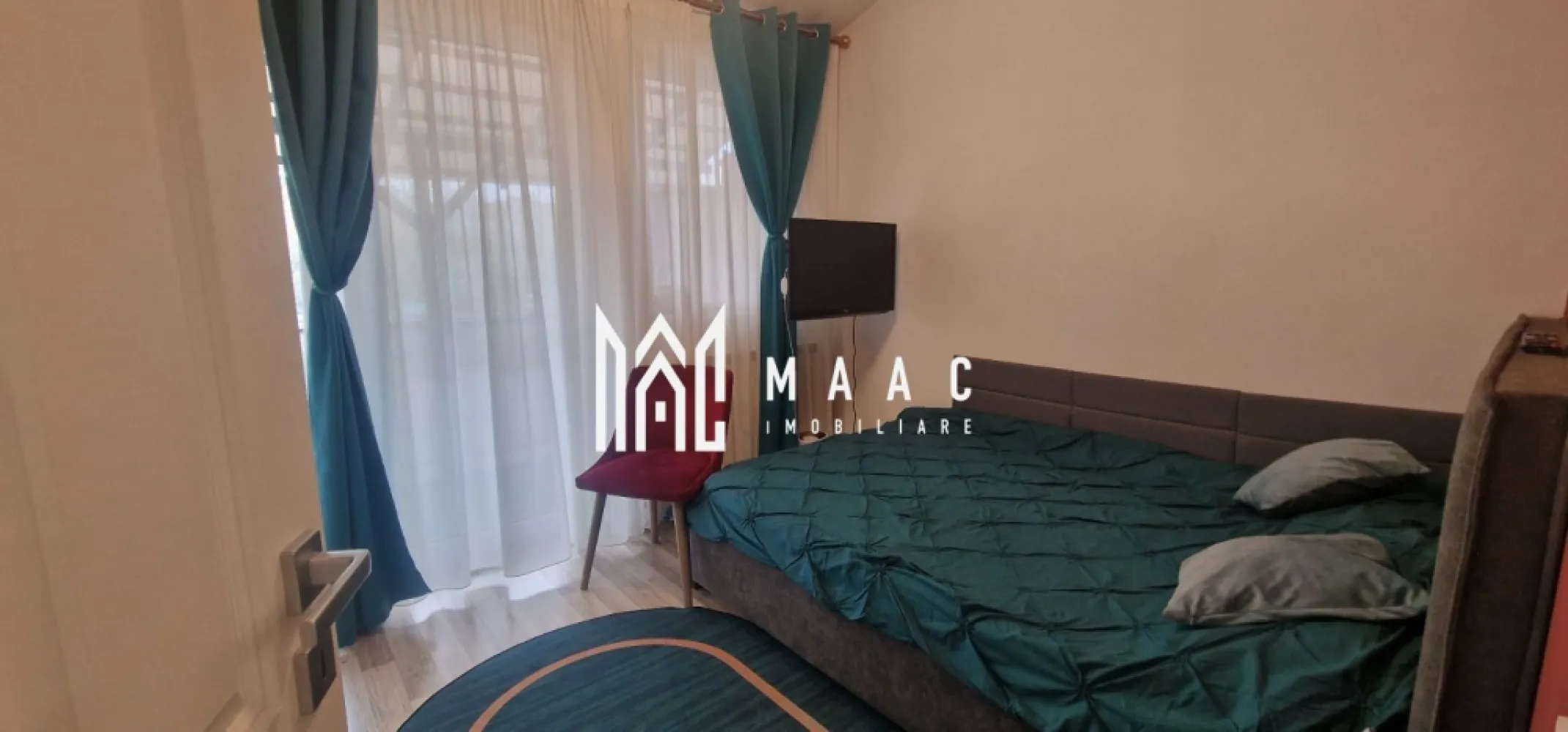 Apartament 3 camere decomandat | Octavian Goga, Selimbar | pod, parcare - Apartament cu 3 camere decomandat, situat pe Strada Octavian Goga din Șelimbăr, cu 52 mp utili, pod pentru depozitare și loc de parcare inclus.

Detalii proprietate:
• Suprafață utilă: 52 mp
• Suprafață construită: 60 mp
• Compartimentare: decomandat
• 3 camere, 2 dormitoare, 1 bucătărie, 1 baie
• Living cu zonă de dining
• Etaj 3
• An construcție: 2011
• Balcon
• Pod pentru depozitare
• 1 loc de parcare inclus

Localizare și acces:
Proprietatea este amplasată în partea de jos a zonei, lângă Tudor Arghezi, în Șelimbăr. Are acces rapid către magazine, școli, grădinițe, mijloace de transport și principalele puncte de interes din zonă.

Pentru detalii suplimentare și programarea unei vizionări, contactați echipa MAAC Imobiliare și menționați Cod anunț CP3195264.