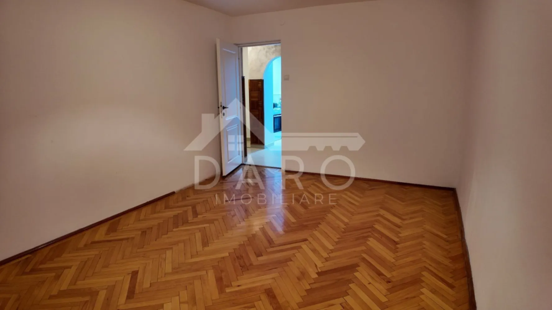 🏡 Apartament 2 camere decomandat | Centru – lângă UMFST - 🏡 Apartament 2 camere – Centru / Ultracentral | Zonă UMF (Fostul Mall)

Se oferă spre vânzare apartament cu 2 camere decomandate, nemobilat, recent renovat, situat ultracentral, în zona UMFST (Fostul Mall).

Detalii:

Suprafață: 49 mp

Etaj: 1 din 4

Compartimentare: 2 camere decomandate, hol generos

Balcon

Spațiu de depozitare

Centrală termică, geamuri termopan

Stare: renovat recent, gata de utilizare

📍 Locație excelentă, ideală pentru locuit, birou sau investiție (studenți/cadre medicale).