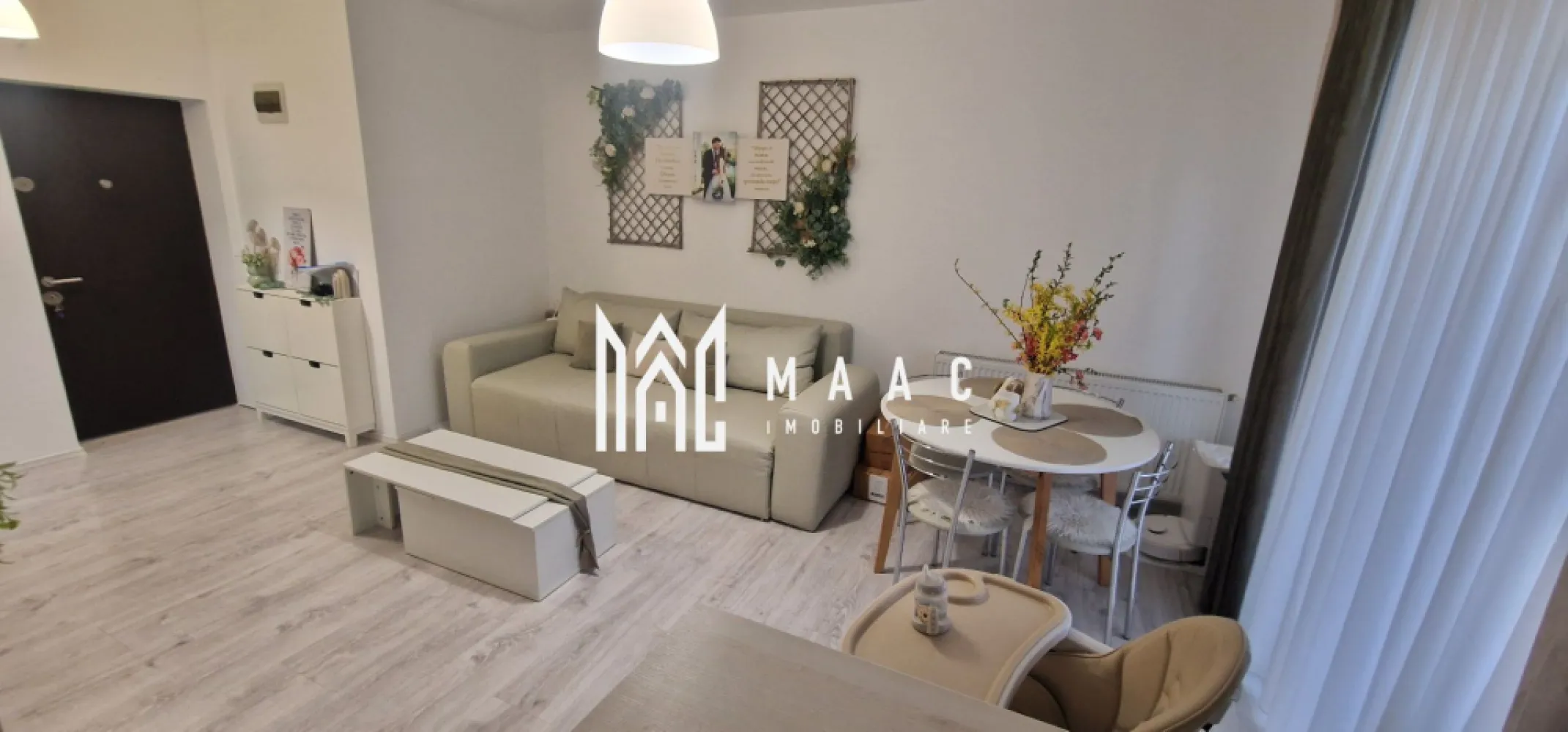 Apartament 2 camere decomandat | Șelimbăr | 50 mp, balcon, parcare, 2019 - Apartament cu 2 camere decomandat în Șelimbăr, situat la etajul 2 al unui imobil P+3 construit în 2019, cu 50 mp utili, balcon de 7 mp și loc de parcare inclus.

Detalii proprietate:
• Suprafață utilă: 50 mp
• Suprafață construită: 67 mp
• Compartimentare: living cu bucătărie open-space, dormitor, baie și dressing
• Etaj 2 din 3
• Balcon: 1 balcon de 7 mp
• Se vinde complet mobilat și utilat
• Loc de parcare privat inclus
• An construcție imobil: 2019

Proprietatea este amplasată într-o zonă liniștită din Șelimbăr, cu acces rapid către Sibiu, centre comerciale, școli, grădinițe și alte puncte de interes. Poziționarea oferă un echilibru bun între accesibilitate și confort pentru locuire.

Pentru mai multe detalii și pentru programarea unei vizionări, contactați echipa MAAC Imobiliare și menționați Cod anunț CP3195304.