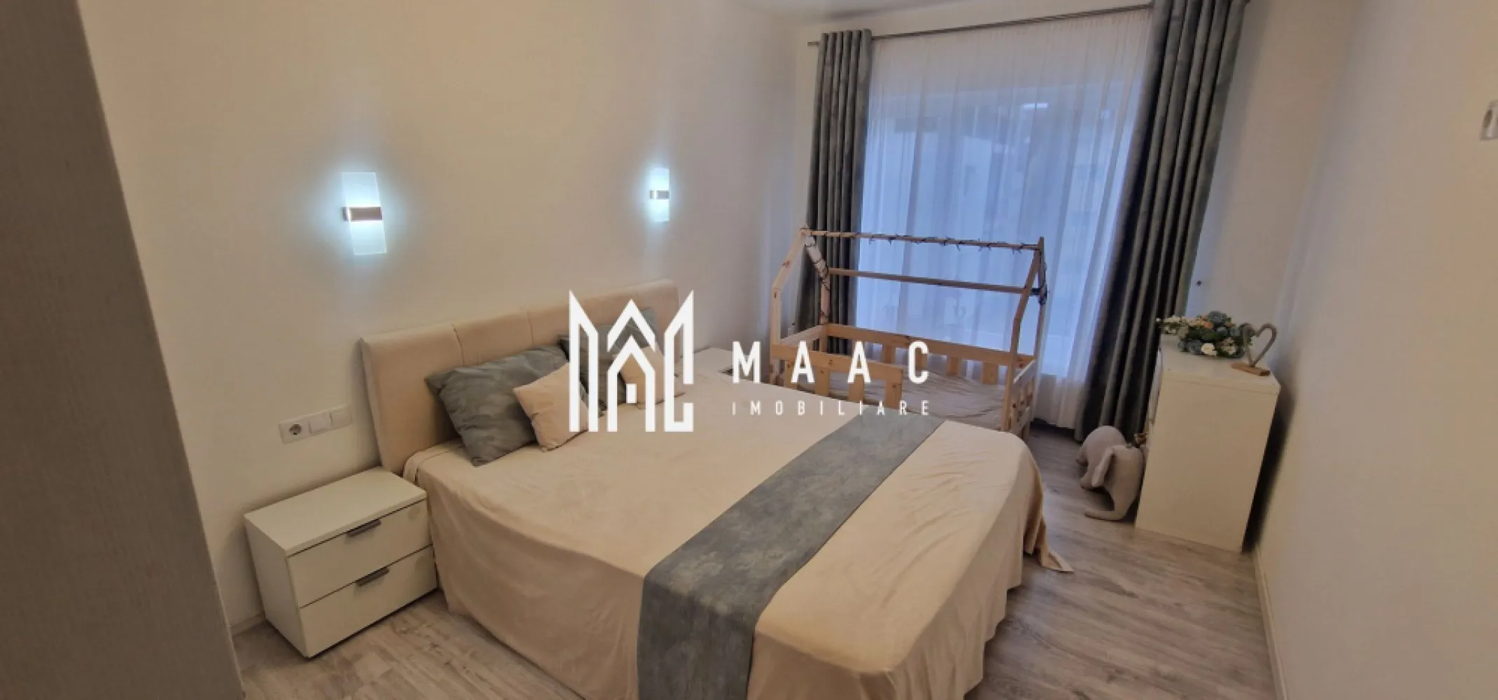 Apartament 2 camere decomandat | Șelimbăr | 50 mp, balcon, parcare, 2019 - Apartament cu 2 camere decomandat în Șelimbăr, situat la etajul 2 al unui imobil P+3 construit în 2019, cu 50 mp utili, balcon de 7 mp și loc de parcare inclus.

Detalii proprietate:
• Suprafață utilă: 50 mp
• Suprafață construită: 67 mp
• Compartimentare: living cu bucătărie open-space, dormitor, baie și dressing
• Etaj 2 din 3
• Balcon: 1 balcon de 7 mp
• Se vinde complet mobilat și utilat
• Loc de parcare privat inclus
• An construcție imobil: 2019

Proprietatea este amplasată într-o zonă liniștită din Șelimbăr, cu acces rapid către Sibiu, centre comerciale, școli, grădinițe și alte puncte de interes. Poziționarea oferă un echilibru bun între accesibilitate și confort pentru locuire.

Pentru mai multe detalii și pentru programarea unei vizionări, contactați echipa MAAC Imobiliare și menționați Cod anunț CP3195304.