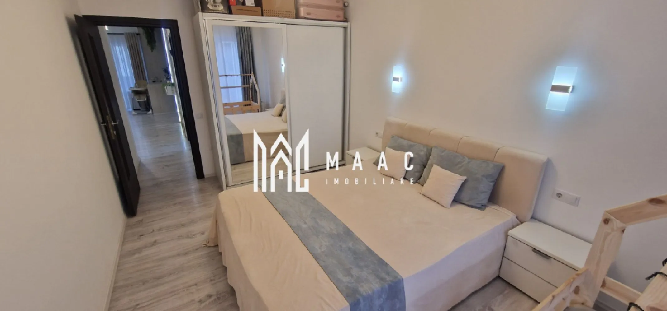 Apartament 2 camere decomandat | Șelimbăr | 50 mp, balcon, parcare, 2019 - Apartament cu 2 camere decomandat în Șelimbăr, situat la etajul 2 al unui imobil P+3 construit în 2019, cu 50 mp utili, balcon de 7 mp și loc de parcare inclus.

Detalii proprietate:
• Suprafață utilă: 50 mp
• Suprafață construită: 67 mp
• Compartimentare: living cu bucătărie open-space, dormitor, baie și dressing
• Etaj 2 din 3
• Balcon: 1 balcon de 7 mp
• Se vinde complet mobilat și utilat
• Loc de parcare privat inclus
• An construcție imobil: 2019

Proprietatea este amplasată într-o zonă liniștită din Șelimbăr, cu acces rapid către Sibiu, centre comerciale, școli, grădinițe și alte puncte de interes. Poziționarea oferă un echilibru bun între accesibilitate și confort pentru locuire.

Pentru mai multe detalii și pentru programarea unei vizionări, contactați echipa MAAC Imobiliare și menționați Cod anunț CP3195304.