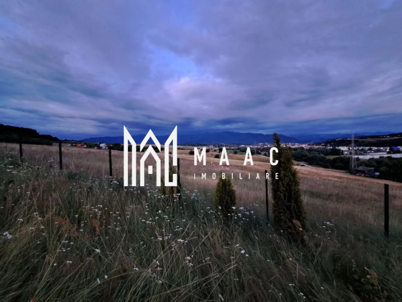 Teren | Intravilan | 650 MP | Cisnădie - MAAC Imobiliare vă propune spre vânzare un teren intravilan situat într-o zonă pitorească, ce îmbină armonios liniștea naturii cu accesibilitatea urbană, amplasat la doar 2 minute de nodul rutier al autostrăzii. Proprietatea reprezintă o oportunitate ideală atât pentru construcția unei locuințe permanente, cât și pentru investiție pe termen lung, beneficiind de un cadru natural deosebit și conexiuni rapide către Sibiu și Cisnădie.

Terenul are o suprafață de 650 mp și dispune de o configurație optimă pentru edificarea unei case, oferind flexibilitate în proiectare și amplasare.

Caracteristici și avantaje:
-Suprafață: 650 mp
-Front stradal: 13 ml, ideal pentru diverse tipuri de construcții
-Proprietate intabulată în Carte Funciară
-Certificat de Urbanism de informare disponibil
-Teren împrejmuit cu plasă bordurată
-Proces verbal de trasare existent, cu delimitare clară a proprietății
-Puț forat la 16 metri adâncime, echipat cu tuburi de ciment

Localizarea este un element definitoriu al acestei proprietăți, terenul fiind poziționat chiar la marginea pădurii, oferind o panoramă naturală deosebită, aer curat și un mediu liniștit, ferit de agitația urbană.

Accesul se realizează pe drum pietruit, practicabil în orice condiții meteorologice, iar apropierea de autostradă asigură legături rapide către Sibiu și Cisnădie, sporind atractivitatea pentru locuire sau investiție.

Pentru mai multe detalii sau pentru a programa o vizionare, precizați telefonic că ați văzut anunțul cu CP2852433