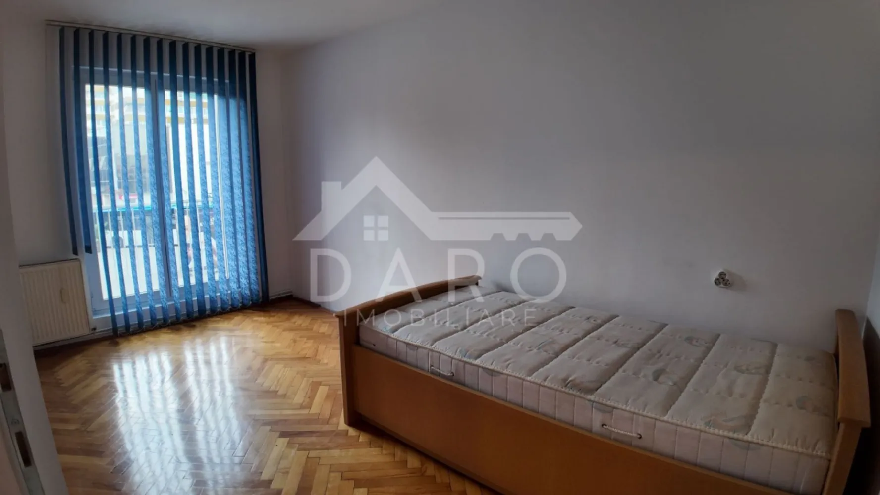 🏡 Apartament 2 camere decomandat | Centru – lângă UMFST - 🏡 Apartament 2 camere – Centru / Ultracentral | Zonă UMF (Fostul Mall)

Se oferă spre vânzare apartament cu 2 camere decomandate, nemobilat, recent renovat, situat ultracentral, în zona UMFST (Fostul Mall).

Detalii:

Suprafață: 49 mp

Etaj: 1 din 4

Compartimentare: 2 camere decomandate, hol generos

Balcon

Spațiu de depozitare

Centrală termică, geamuri termopan

Stare: renovat recent, gata de utilizare

📍 Locație excelentă, ideală pentru locuit, birou sau investiție (studenți/cadre medicale).