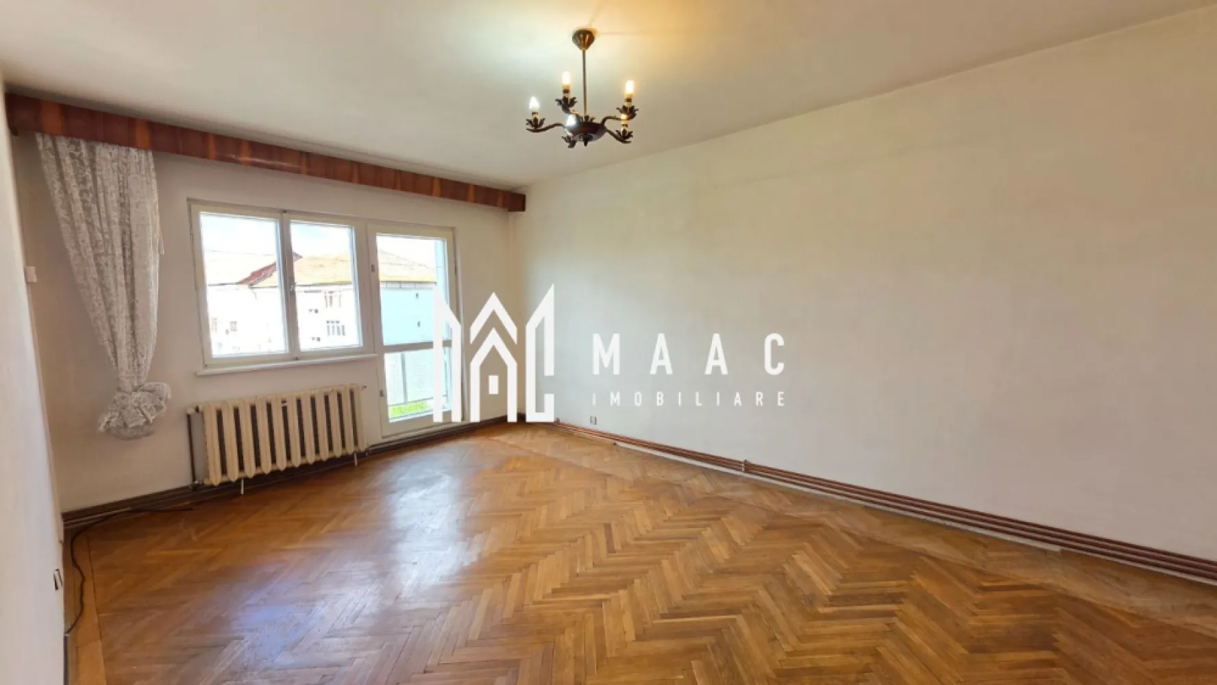 Apartament de vanzare Sibiu 3 camere decomandat | Strand | 2 bai, 2 balcoane - Apartament de vânzare cu 3 camere decomandat în zona Ștrand din Sibiu, situat la etajul 4, cu 65 mp utili, 2 băi, 2 balcoane și pivniță proprie.

Detalii proprietate:
• Suprafață utilă: 65 mp
• Suprafață construită: 78 mp
• Compartimentare: antreu de acces, hol central, living, două dormitoare, bucătărie separată, baie principală și grup sanitar de serviciu
• Două balcoane: unul închis de 5,15 mp și unul deschis de 3,71 mp
• Pivniță proprie de 5,94 mp, utilă pentru depozitare
• Apartament decomandat, cu 1 bucătărie și 2 băi
• An construcție: 1982
• Proprietatea necesită renovare completă, oferind libertate de amenajare după propriul stil și nevoi

Zona Ștrand oferă acces rapid către școli, grădinițe, magazine, mijloace de transport în comun și spații verzi, fiind o locație practică pentru locuire de zi cu zi în Sibiu.

Contactați-ne pentru o vizionare și menționați Cod anunț CP3195319.
