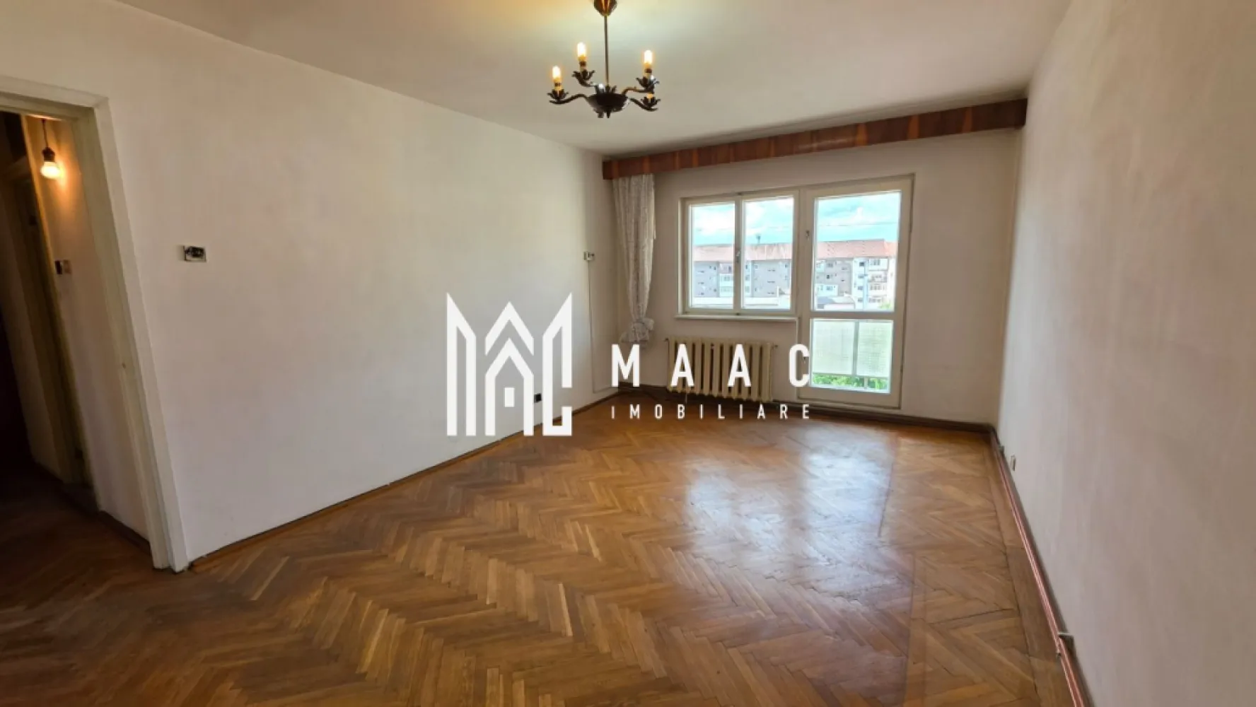 Apartament de vanzare Sibiu 3 camere decomandat | Strand | 2 bai, 2 balcoane - Apartament de vânzare cu 3 camere decomandat în zona Ștrand din Sibiu, situat la etajul 4, cu 65 mp utili, 2 băi, 2 balcoane și pivniță proprie.

Detalii proprietate:
• Suprafață utilă: 65 mp
• Suprafață construită: 78 mp
• Compartimentare: antreu de acces, hol central, living, două dormitoare, bucătărie separată, baie principală și grup sanitar de serviciu
• Două balcoane: unul închis de 5,15 mp și unul deschis de 3,71 mp
• Pivniță proprie de 5,94 mp, utilă pentru depozitare
• Apartament decomandat, cu 1 bucătărie și 2 băi
• An construcție: 1982
• Proprietatea necesită renovare completă, oferind libertate de amenajare după propriul stil și nevoi

Zona Ștrand oferă acces rapid către școli, grădinițe, magazine, mijloace de transport în comun și spații verzi, fiind o locație practică pentru locuire de zi cu zi în Sibiu.

Contactați-ne pentru o vizionare și menționați Cod anunț CP3195319.