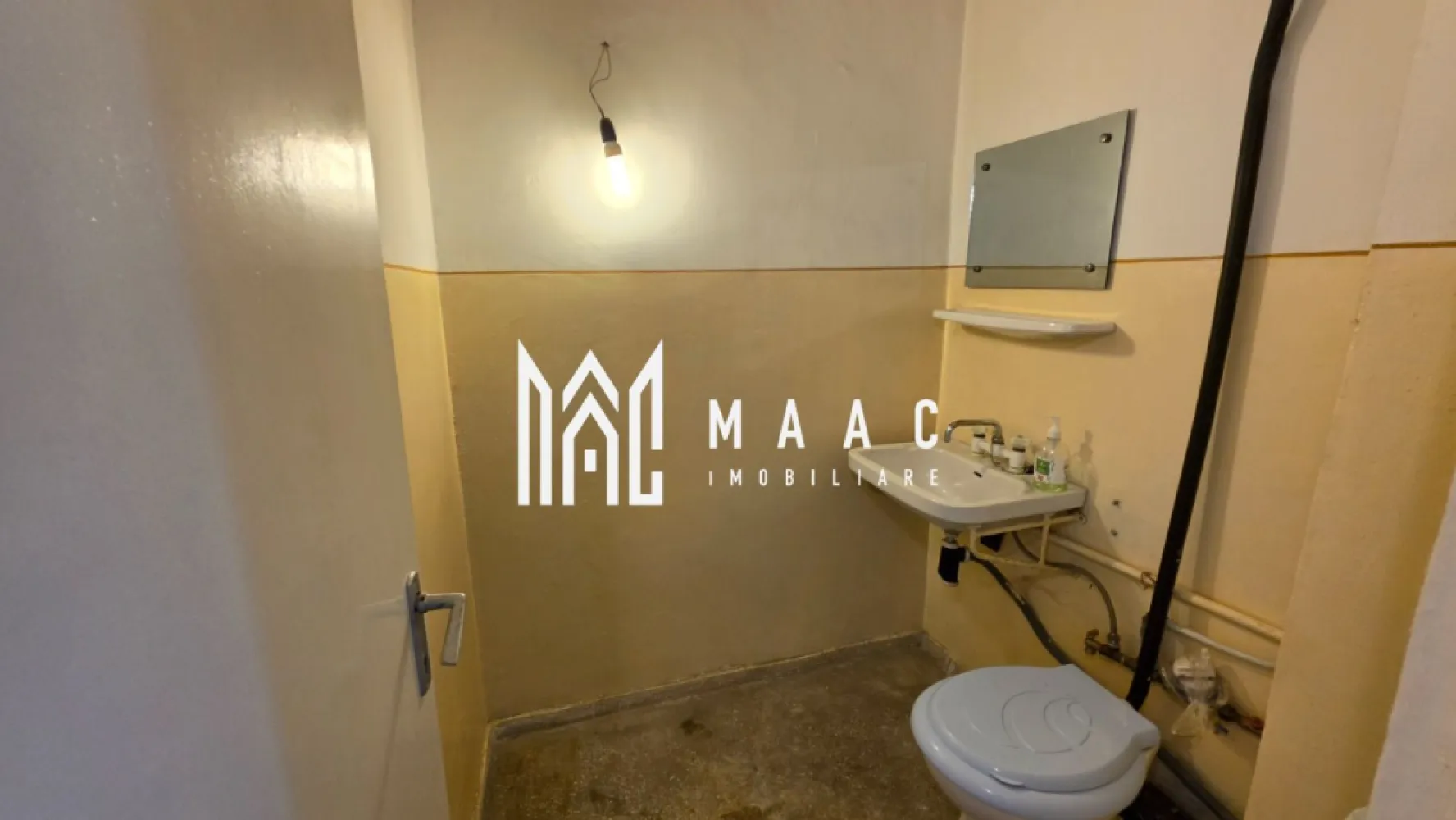 Apartament de vanzare Sibiu 3 camere decomandat | Strand | 2 bai, 2 balcoane - Apartament de vânzare cu 3 camere decomandat în zona Ștrand din Sibiu, situat la etajul 4, cu 65 mp utili, 2 băi, 2 balcoane și pivniță proprie.

Detalii proprietate:
• Suprafață utilă: 65 mp
• Suprafață construită: 78 mp
• Compartimentare: antreu de acces, hol central, living, două dormitoare, bucătărie separată, baie principală și grup sanitar de serviciu
• Două balcoane: unul închis de 5,15 mp și unul deschis de 3,71 mp
• Pivniță proprie de 5,94 mp, utilă pentru depozitare
• Apartament decomandat, cu 1 bucătărie și 2 băi
• An construcție: 1982
• Proprietatea necesită renovare completă, oferind libertate de amenajare după propriul stil și nevoi

Zona Ștrand oferă acces rapid către școli, grădinițe, magazine, mijloace de transport în comun și spații verzi, fiind o locație practică pentru locuire de zi cu zi în Sibiu.

Contactați-ne pentru o vizionare și menționați Cod anunț CP3195319.