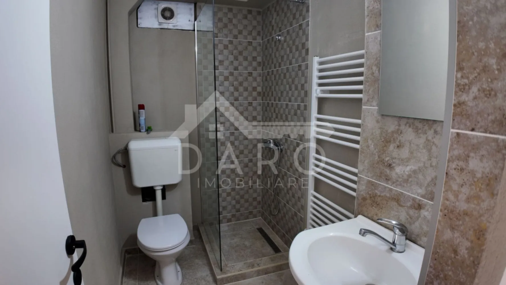 🏡 Apartament 2 camere decomandat | Centru – lângă UMFST - 🏡 Apartament 2 camere – Centru / Ultracentral | Zonă UMF (Fostul Mall)

Se oferă spre vânzare apartament cu 2 camere decomandate, nemobilat, recent renovat, situat ultracentral, în zona UMFST (Fostul Mall).

Detalii:

Suprafață: 49 mp

Etaj: 1 din 4

Compartimentare: 2 camere decomandate, hol generos

Balcon

Spațiu de depozitare

Centrală termică, geamuri termopan

Stare: renovat recent, gata de utilizare

📍 Locație excelentă, ideală pentru locuit, birou sau investiție (studenți/cadre medicale).
