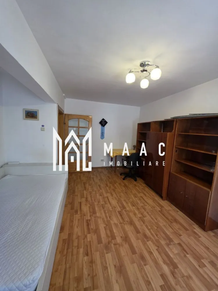 Garsonieră de închiriat Sibiu | Ștrand | 30 mp, parter, mobilată - Garsonieră de închiriat în cartierul Ștrand din Sibiu, cu 30 mp utili, amplasată la parter și complet mobilată, potrivită pentru locuire practică pe termen lung.

Detalii proprietate:
• Suprafață utilă: 30 mp
• Regim de amplasare: parter
• An construcție: 2000
• Stadiu construcție: finalizată
• Structură clădire: cărămidă
• Compartimentare funcțională cu cameră, bucătărie închisă, baie și hol
• Complet mobilată și utilată
• Dotări existente: aragaz, frigider, mașină de spălat rufe
• Disponibilă pentru mutare imediată

Zonă și acces:
Proprietatea este situată în cartierul Ștrand, aproape de magazine de cartier și supermarketuri, cu stații de autobuz în apropiere și acces rapid către centrul orașului. În zonă se află școli, grădinițe, farmacii, parcuri și alte facilități utile pentru viața de zi cu zi.

Se închiriază pe termen lung. Nu se acceptă fumători și nu se acceptă animale de companie. Cod anunț CP3197156. Contactați echipa MAAC Imobiliare pentru o vizionare.