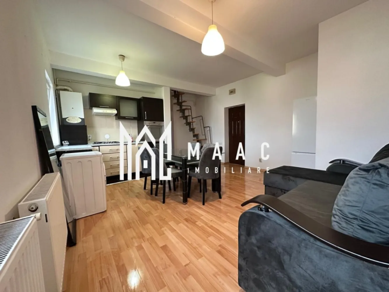 Apartament 3 camere | Mobilat & Utilat | Vasile Aaron - MAAC Imobiliare ofera spre inchirierr apartament de 2 camere, nou renovat, complet mobilat si utilat, in zona Vasile Aaron.

Locuinta este alcatuita din living cu bucatarie open-space, 2 dormitoare, baie, hol, spatiu de depozitare.

Loc de parcare se gaseste cu usurinta in in apropierea blocului, in siguranta.

Amplasamentul blocului este unul avantajos, fiind la 15-20 minute de mers pe jos de centru/ Mall si aproape de magazine/ farmacii. Vecinatatea este una foarte linistita.

Disponibilitate imediata. Se percepe o chirie in avans si garantie in cuantumul unei chirii lunare.

Pentru mai multe detalii precizati telefonic ca ati vazut anuntul cu ID: CP3197295