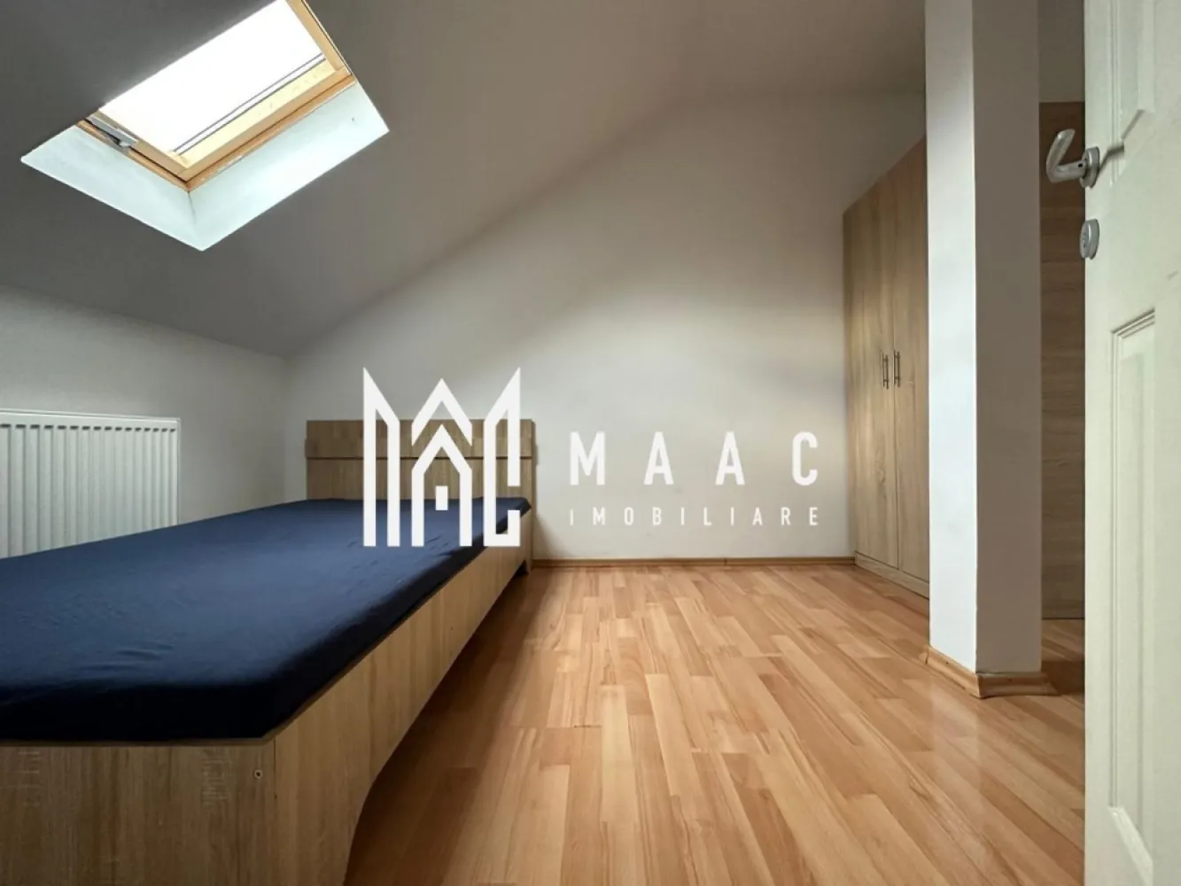 Apartament 3 camere | Mobilat & Utilat | Vasile Aaron - MAAC Imobiliare ofera spre inchirierr apartament de 2 camere, nou renovat, complet mobilat si utilat, in zona Vasile Aaron.

Locuinta este alcatuita din living cu bucatarie open-space, 2 dormitoare, baie, hol, spatiu de depozitare.

Loc de parcare se gaseste cu usurinta in in apropierea blocului, in siguranta.

Amplasamentul blocului este unul avantajos, fiind la 15-20 minute de mers pe jos de centru/ Mall si aproape de magazine/ farmacii. Vecinatatea este una foarte linistita.

Disponibilitate imediata. Se percepe o chirie in avans si garantie in cuantumul unei chirii lunare.

Pentru mai multe detalii precizati telefonic ca ati vazut anuntul cu ID: CP3197295