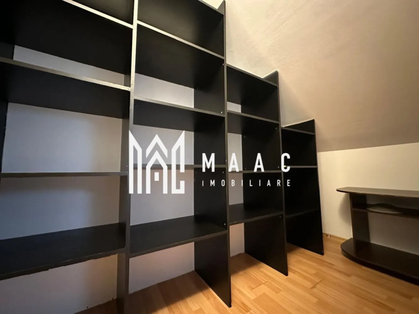 Apartament 3 camere | Mobilat & Utilat | Vasile Aaron - MAAC Imobiliare ofera spre inchirierr apartament de 2 camere, nou renovat, complet mobilat si utilat, in zona Vasile Aaron.

Locuinta este alcatuita din living cu bucatarie open-space, 2 dormitoare, baie, hol, spatiu de depozitare.

Loc de parcare se gaseste cu usurinta in in apropierea blocului, in siguranta.

Amplasamentul blocului este unul avantajos, fiind la 15-20 minute de mers pe jos de centru/ Mall si aproape de magazine/ farmacii. Vecinatatea este una foarte linistita.

Disponibilitate imediata. Se percepe o chirie in avans si garantie in cuantumul unei chirii lunare.

Pentru mai multe detalii precizati telefonic ca ati vazut anuntul cu ID: CP3197295