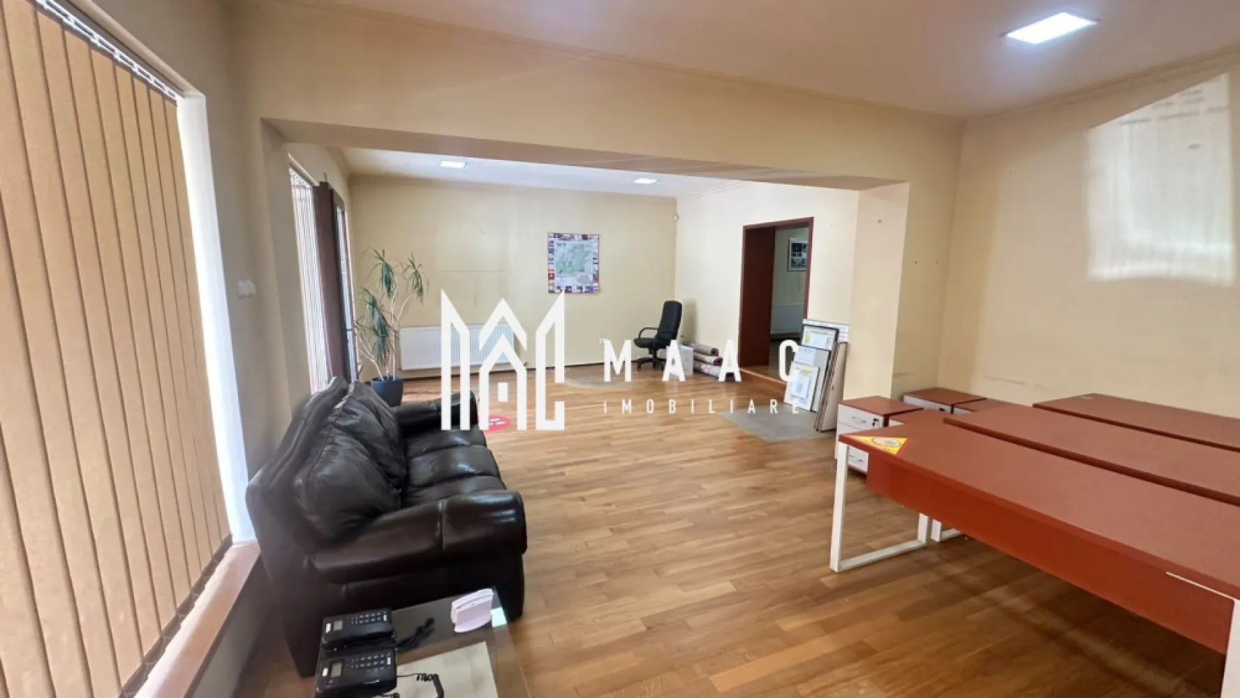 Spațiu birouri/comercial compartimentat | Ultracentral, Sibiu | 100 mp - Spațiu birouri/comercial compartimentat, cu 100 mp și 3 camere separate, amplasat ultracentral pe Strada Tribunei din Sibiu, cu acces direct de la stradă.

Detalii proprietate:
• Suprafață utilă: 100 mp
• Compartimentare: 3 camere separate, sală de așteptare/recepție, hol de acces și spații auxiliare
• Configurare: spațiu compartimentat
• An construcție: 1970
• Disponibil imediat pentru închiriere pe termen lung
• Condiții de închiriere: două chirii în avans și garanție echivalentă cu o chirie lunară

Amplasarea în zona Ultracentral, pe Strada Tribunei, asigură poziționare la stradă într-un punct central al orașului, cu acces direct către spațiu.

Cod anunț CP3197221. Contactați echipa MAAC Imobiliare pentru detalii suplimentare și programarea unei vizionări.