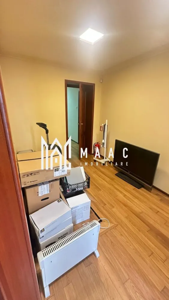 Spațiu birouri/comercial compartimentat | Ultracentral, Sibiu | 100 mp - Spațiu birouri/comercial compartimentat, cu 100 mp și 3 camere separate, amplasat ultracentral pe Strada Tribunei din Sibiu, cu acces direct de la stradă.

Detalii proprietate:
• Suprafață utilă: 100 mp
• Compartimentare: 3 camere separate, sală de așteptare/recepție, hol de acces și spații auxiliare
• Configurare: spațiu compartimentat
• An construcție: 1970
• Disponibil imediat pentru închiriere pe termen lung
• Condiții de închiriere: două chirii în avans și garanție echivalentă cu o chirie lunară

Amplasarea în zona Ultracentral, pe Strada Tribunei, asigură poziționare la stradă într-un punct central al orașului, cu acces direct către spațiu.

Cod anunț CP3197221. Contactați echipa MAAC Imobiliare pentru detalii suplimentare și programarea unei vizionări.