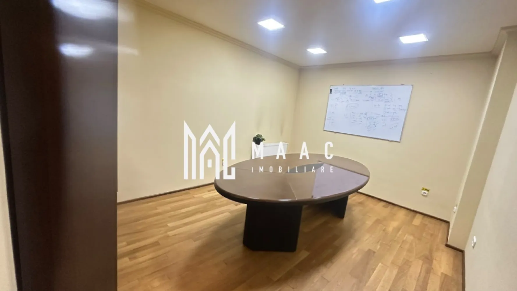Spațiu birouri/comercial compartimentat | Ultracentral, Sibiu | 100 mp - Spațiu birouri/comercial compartimentat, cu 100 mp și 3 camere separate, amplasat ultracentral pe Strada Tribunei din Sibiu, cu acces direct de la stradă.

Detalii proprietate:
• Suprafață utilă: 100 mp
• Compartimentare: 3 camere separate, sală de așteptare/recepție, hol de acces și spații auxiliare
• Configurare: spațiu compartimentat
• An construcție: 1970
• Disponibil imediat pentru închiriere pe termen lung
• Condiții de închiriere: două chirii în avans și garanție echivalentă cu o chirie lunară

Amplasarea în zona Ultracentral, pe Strada Tribunei, asigură poziționare la stradă într-un punct central al orașului, cu acces direct către spațiu.

Cod anunț CP3197221. Contactați echipa MAAC Imobiliare pentru detalii suplimentare și programarea unei vizionări.